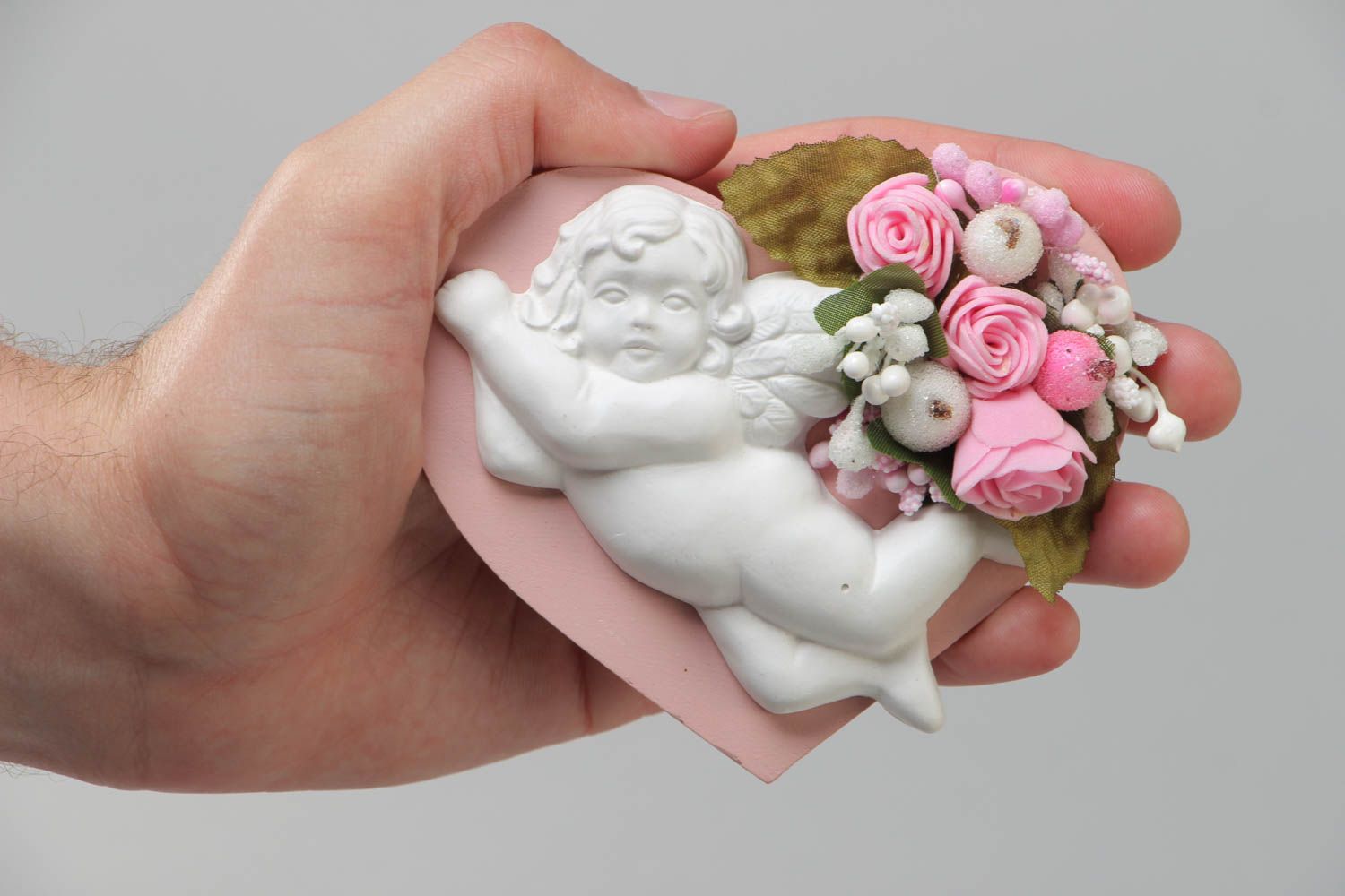 Handgemachter Herz Kühlschrankmagnet aus Holz und Gips in Rosa mit Engeln  foto 5