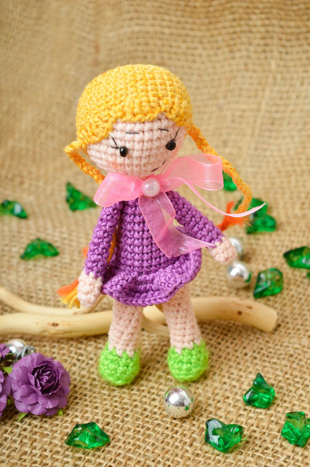 Poupée tricotée Jouet fait main en robe violette avec tresses Cadeau pour fille photo 1