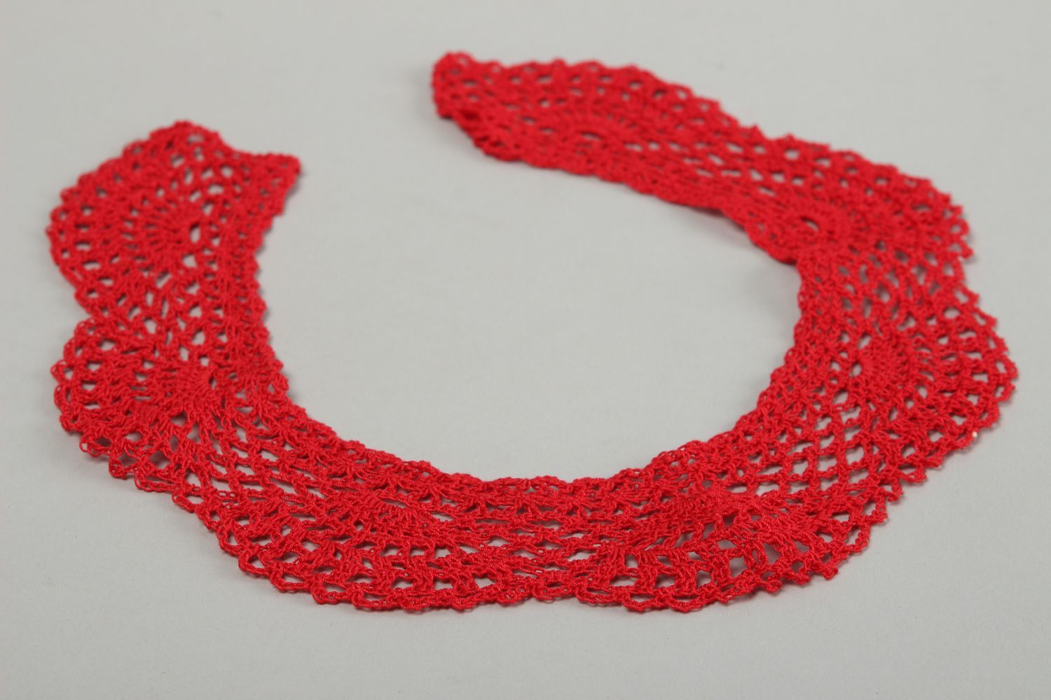Col tricoté fait main Bijou original rouge Accessoires tricot rouge design photo 4