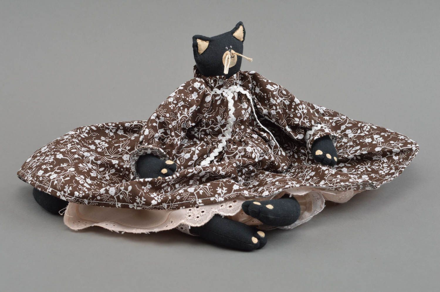 Тканевая игрушка кошка черная в платье в цветочек для девочки ручная работа фото 4