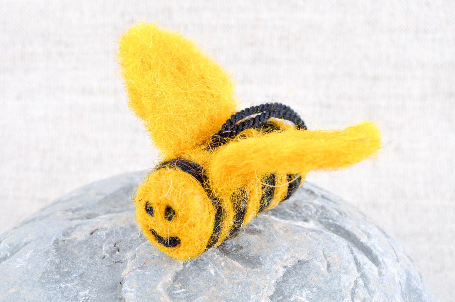 Игрушка ручной работы игрушка из шерсти зверюшка из войлока игрушка пчелка  фото 1
