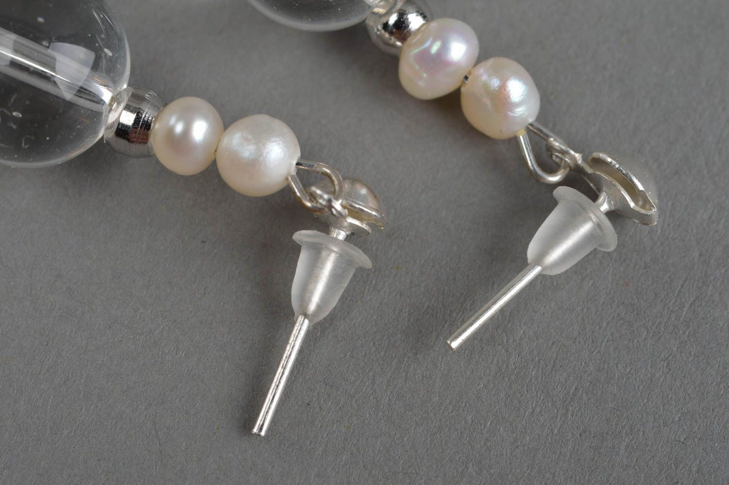 Boucles d'oreilles clous en quartz et perles d'eau douce faites main élégantes photo 5