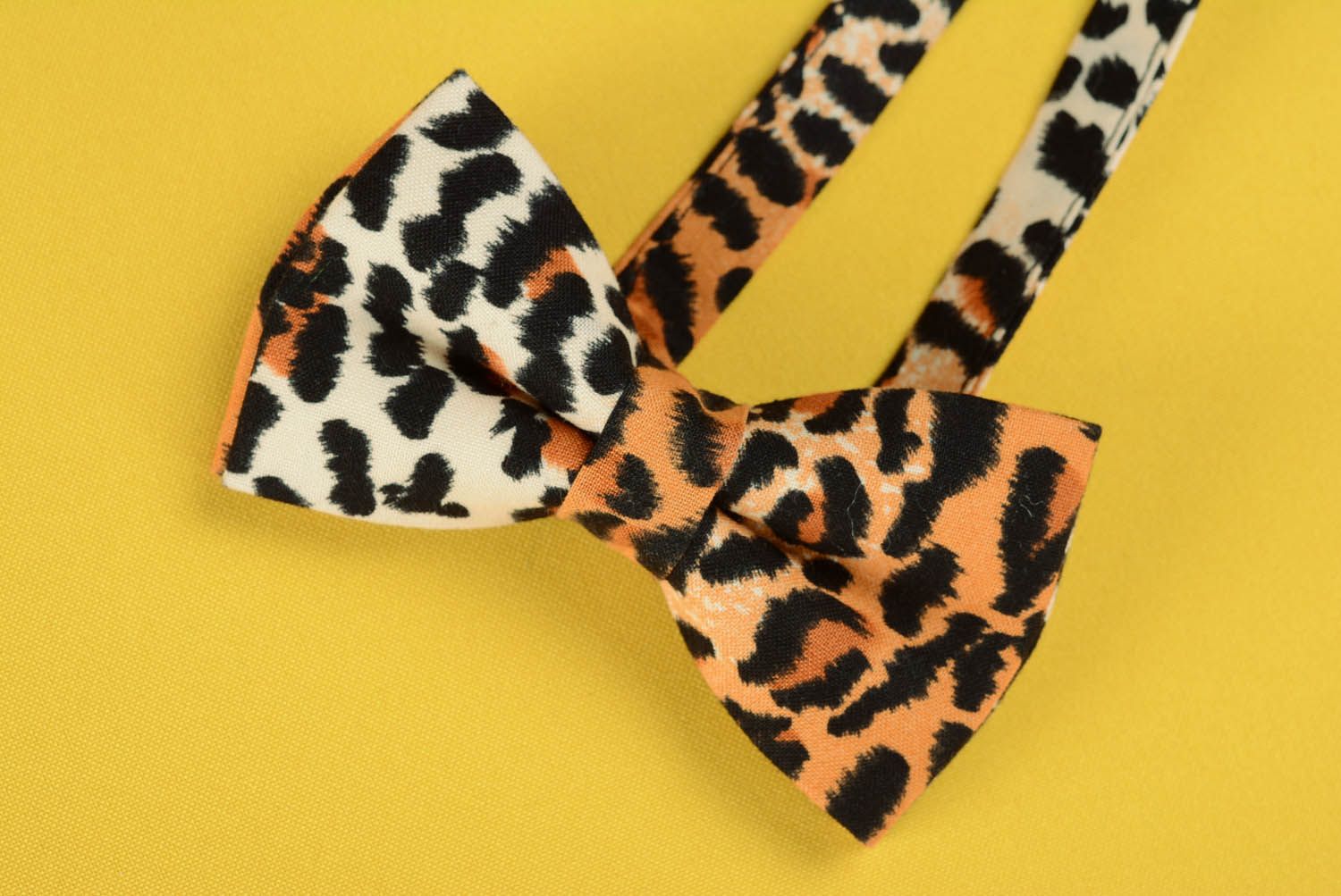Gravata borboleta é feita de tecido de algodão com estampado de leopardo foto 3