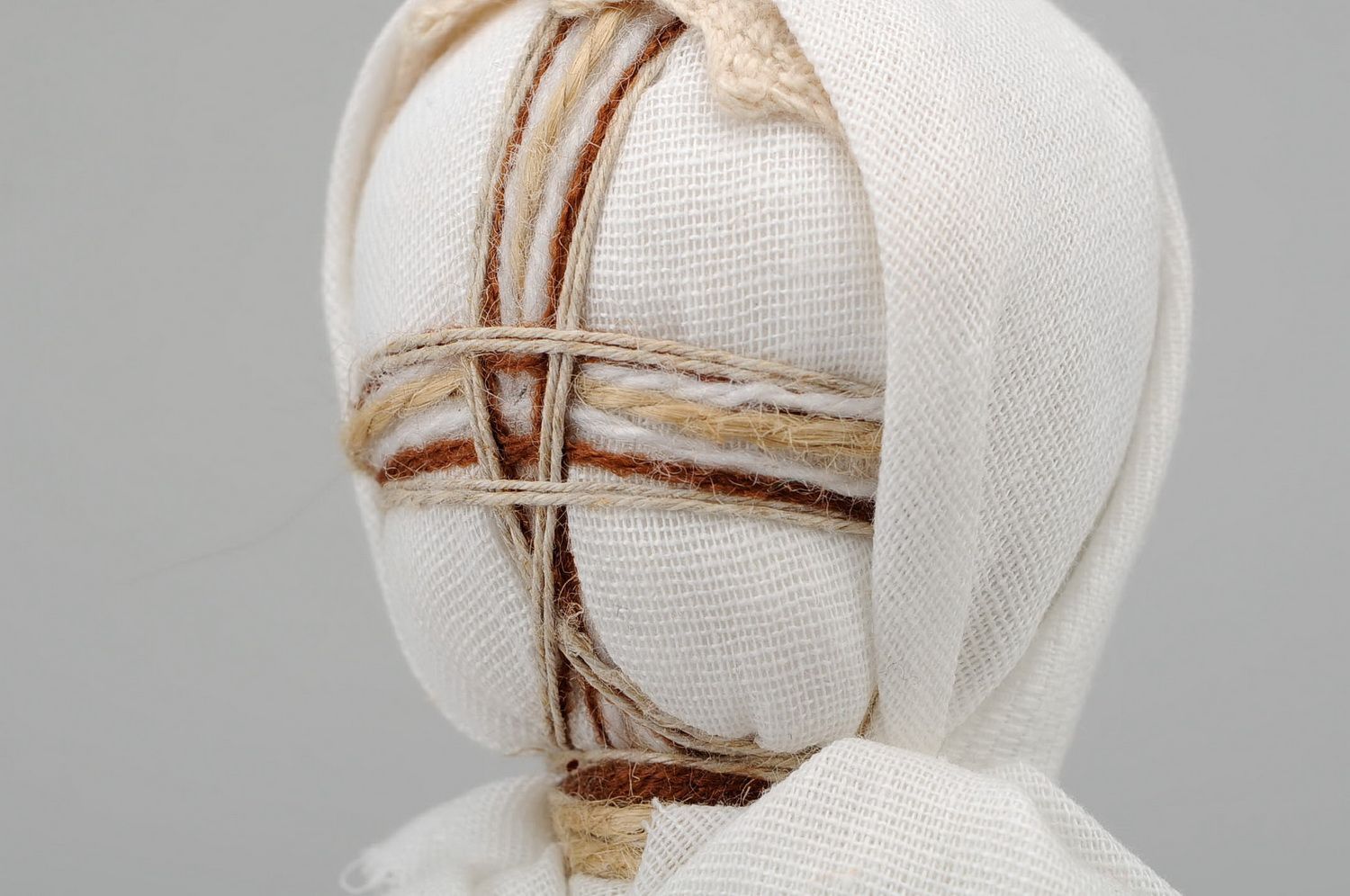 Slawische handmade Puppe im weißen Kleid foto 5