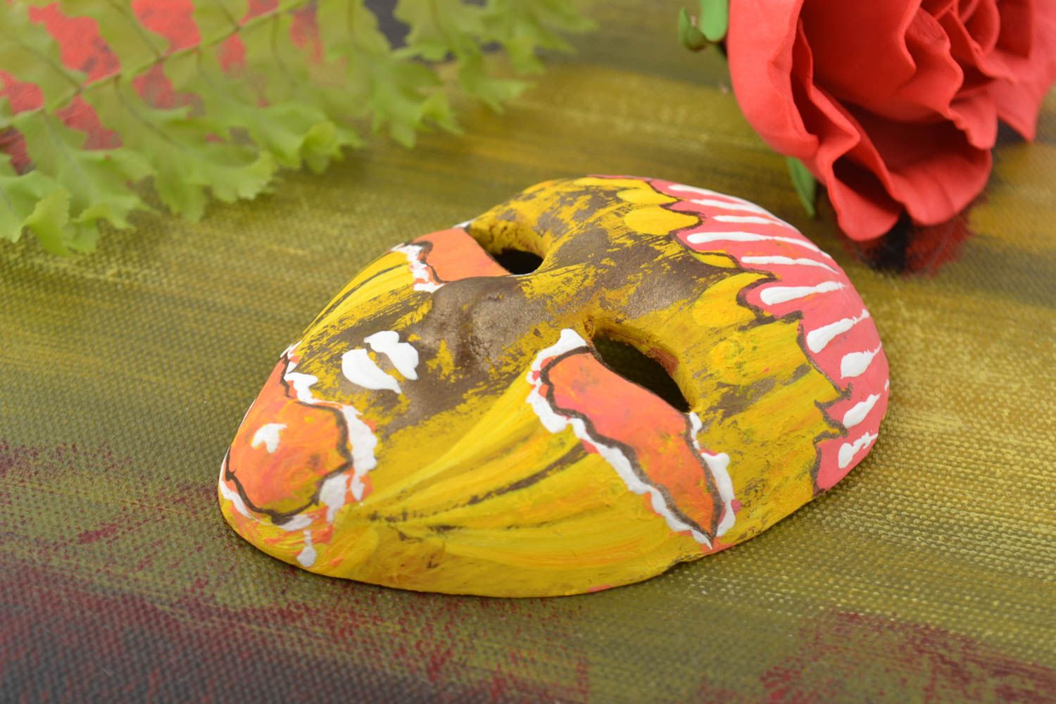 Imán decorativo original hecho a mano de arcilla roja con forma de máscara foto 1