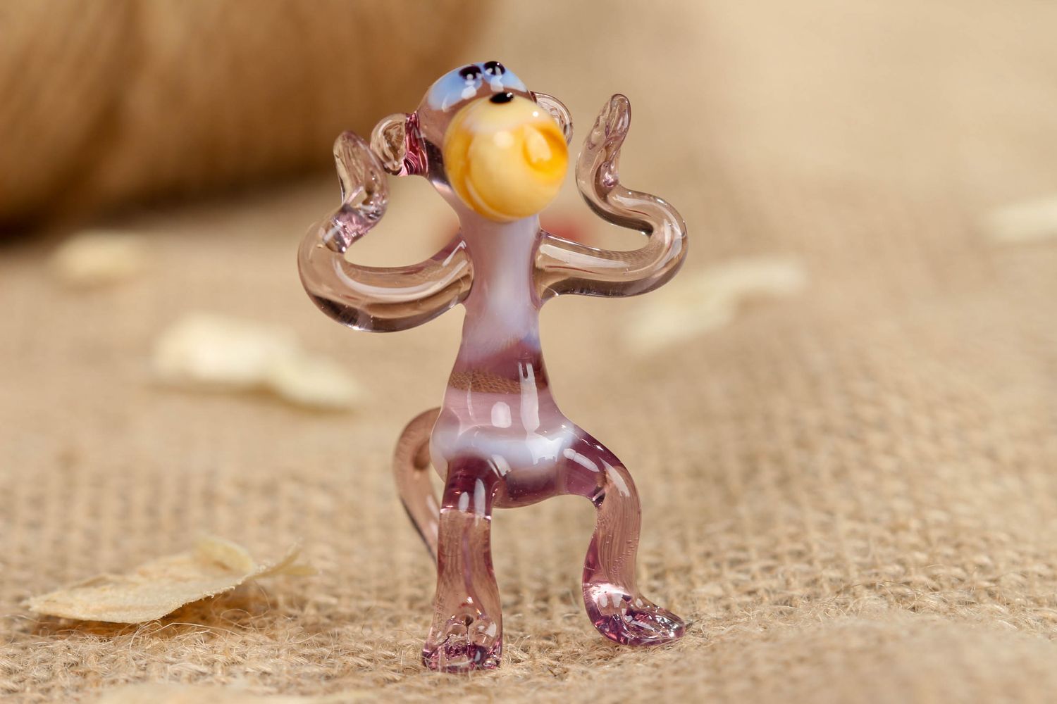 Стеклянная маленькая фигурка обезьянки ручной работы в технике лэмпворк фото 5