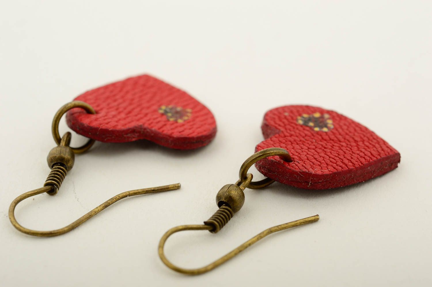 Boucles d'oreilles coeur rouge Bijou fait main en cuir pendantes Cadeau femme photo 5