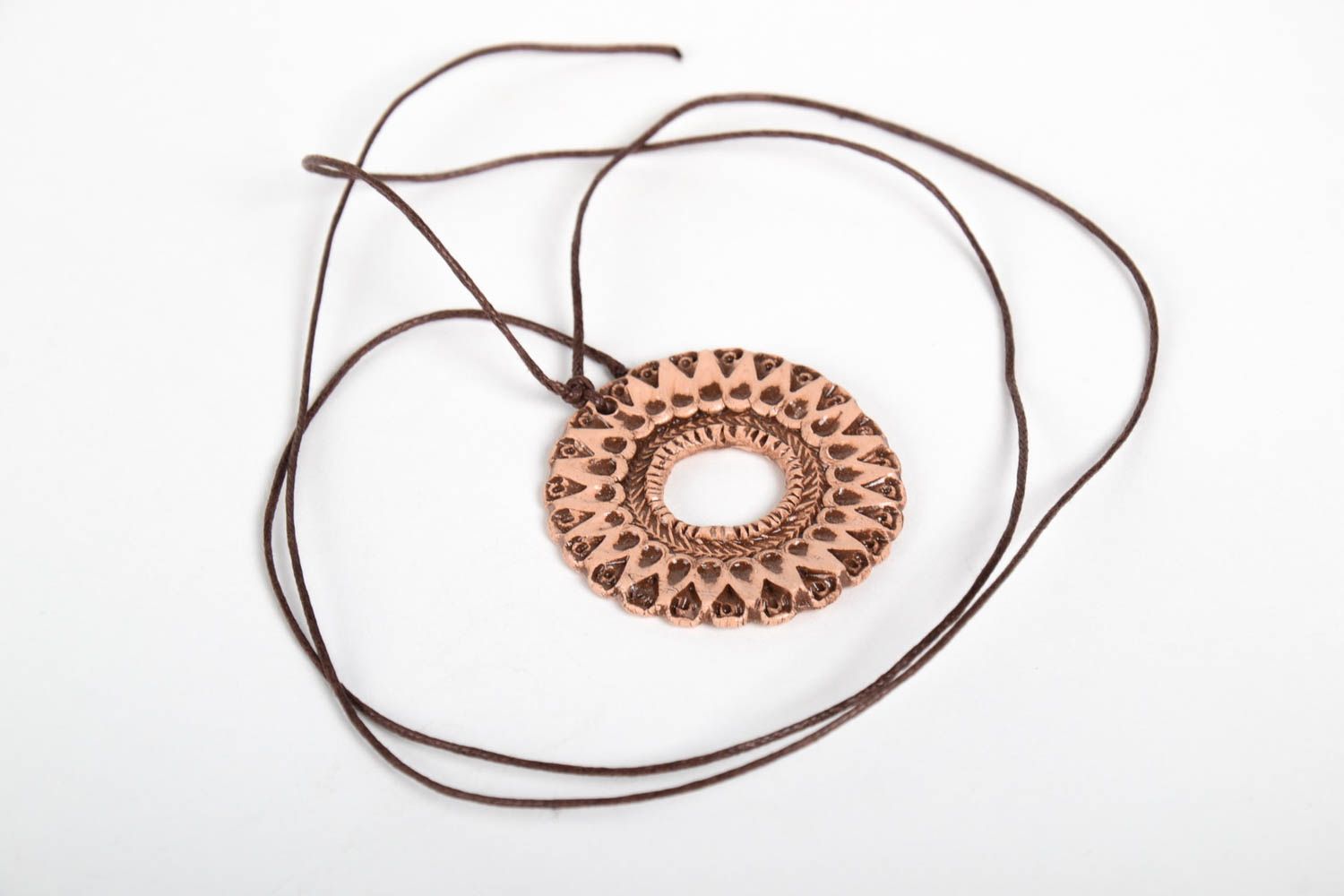 Кулон ручной работы керамическое украшение авторский женский кулон круглый фото 5