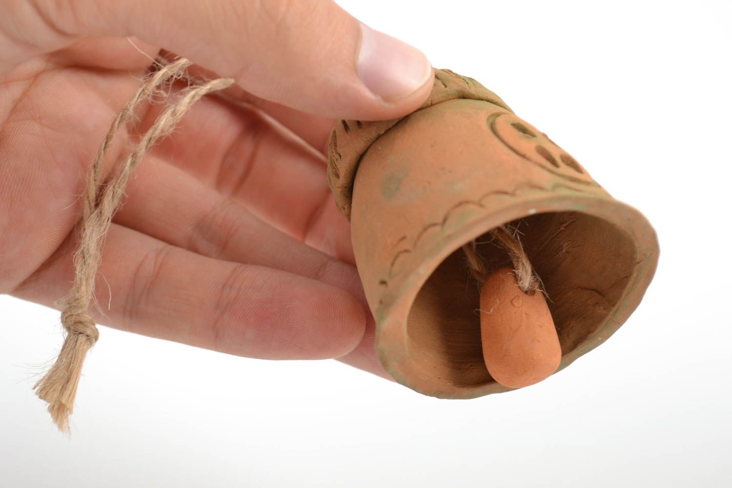 Фигурный колокольчик из глины в виде домика авторский ручной работы на шнурке фото 2