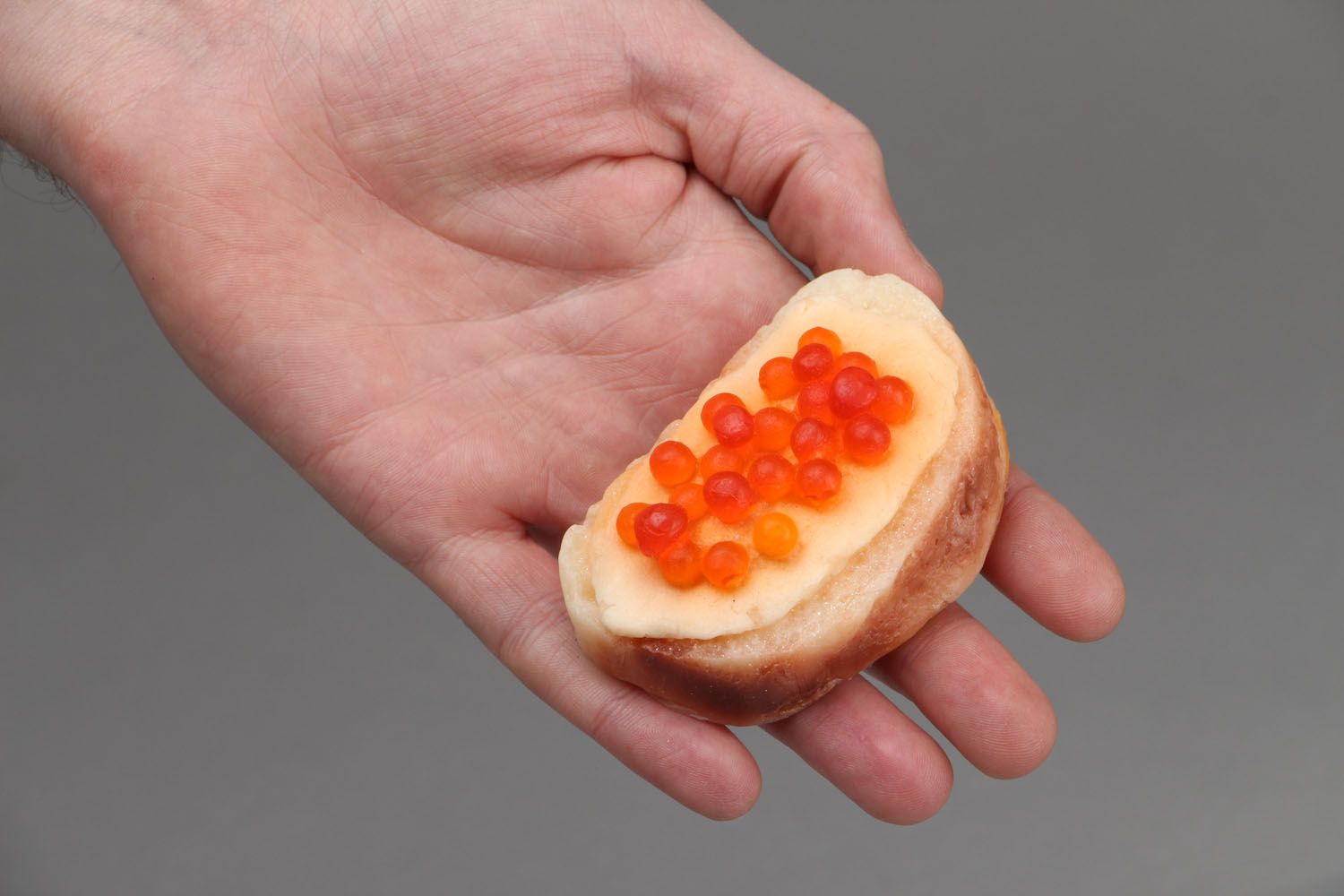 Jabón natural casero con forma de bocadillo de caviar rojo foto 3