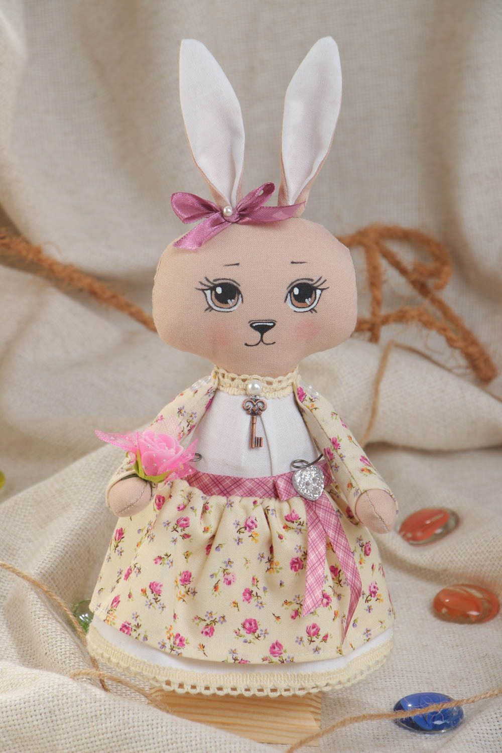 Muñeco de peluche hecho a mano original conejo de tela con rosa bonito foto 1