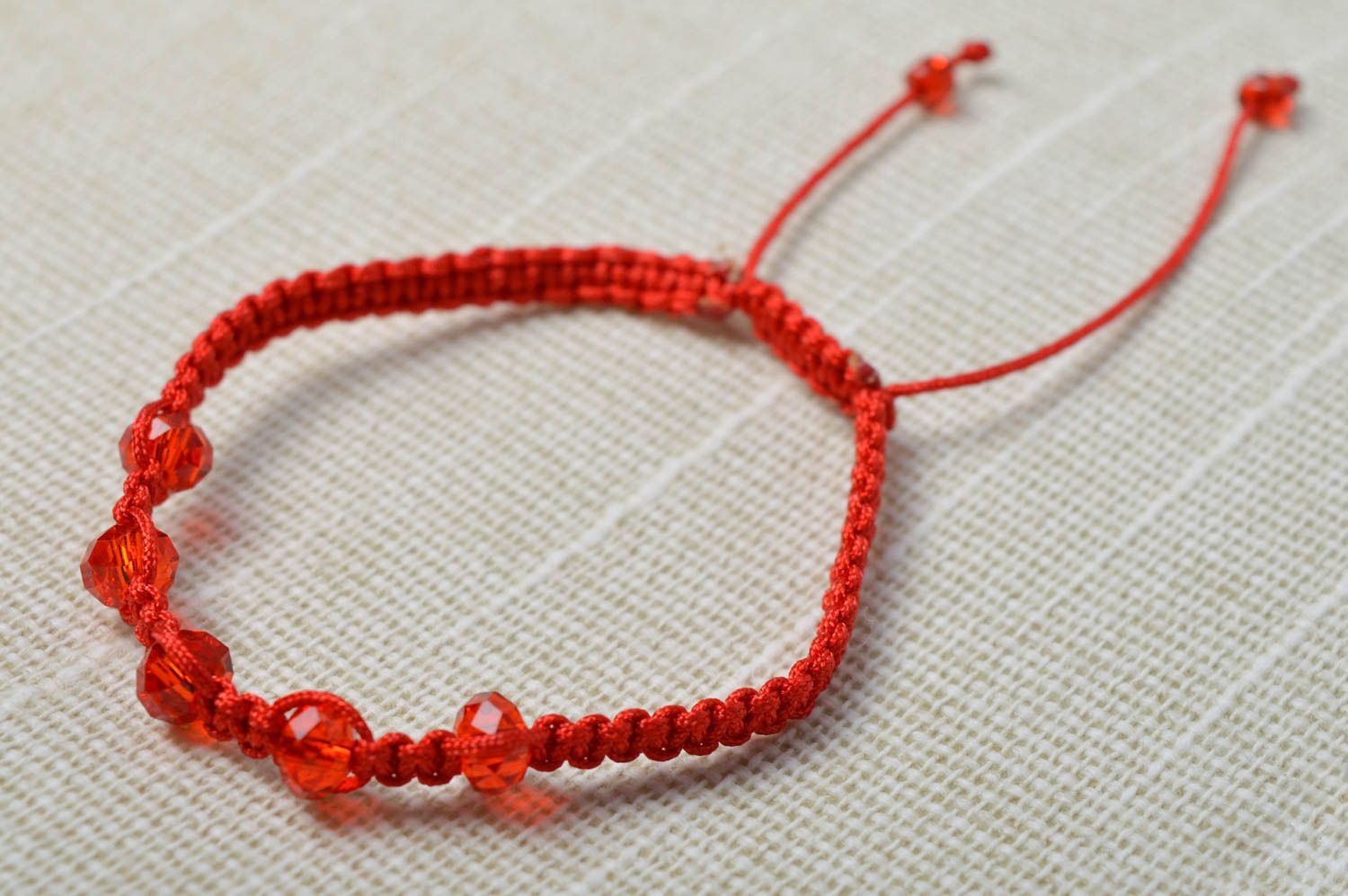 Bracelet textile fils rouges Bijou fait main design original Accessoire femme photo 1