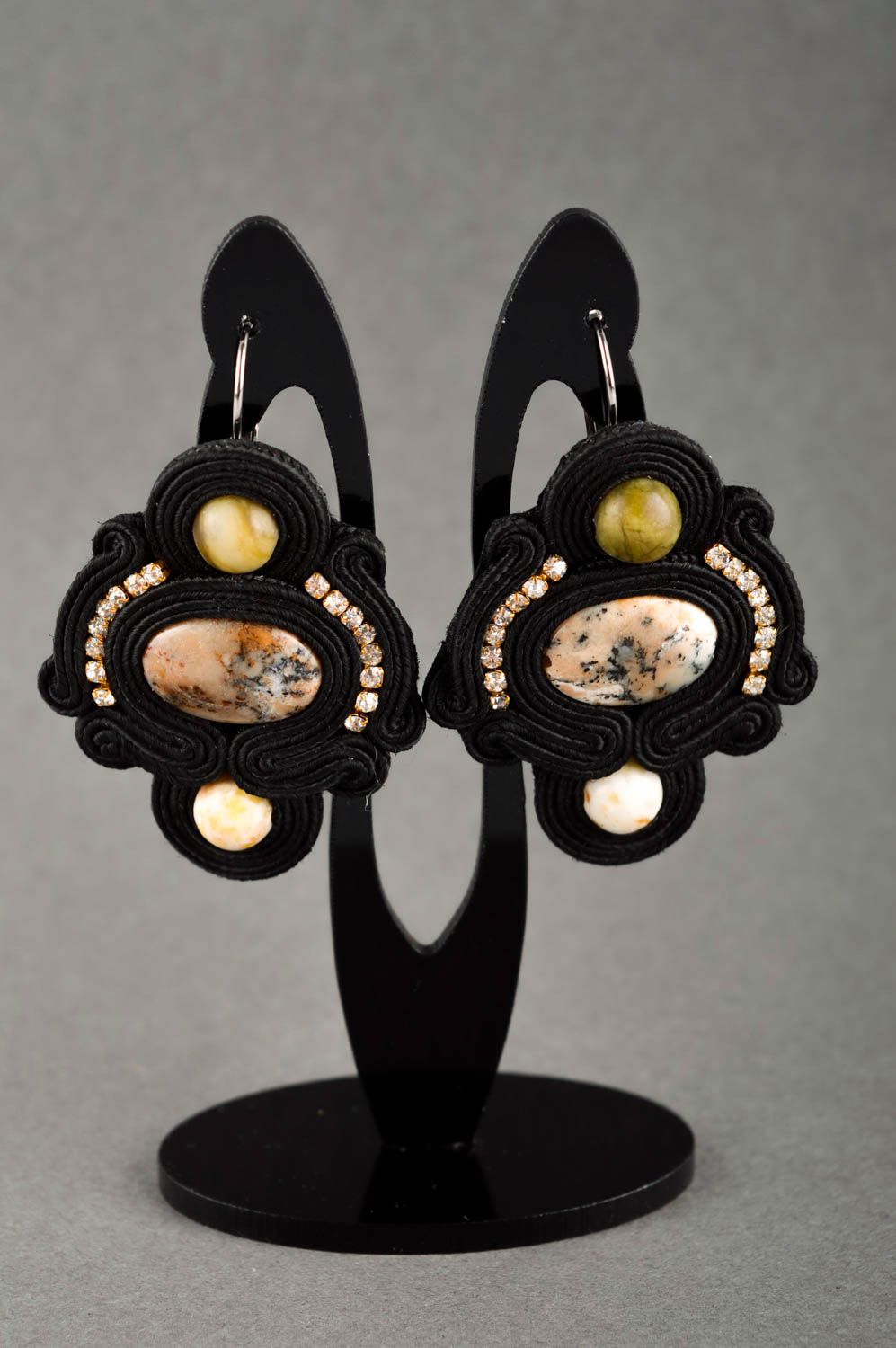 Boucles d'oreilles soutache Bijou fait main noir avec pierres Cadeau femme photo 1