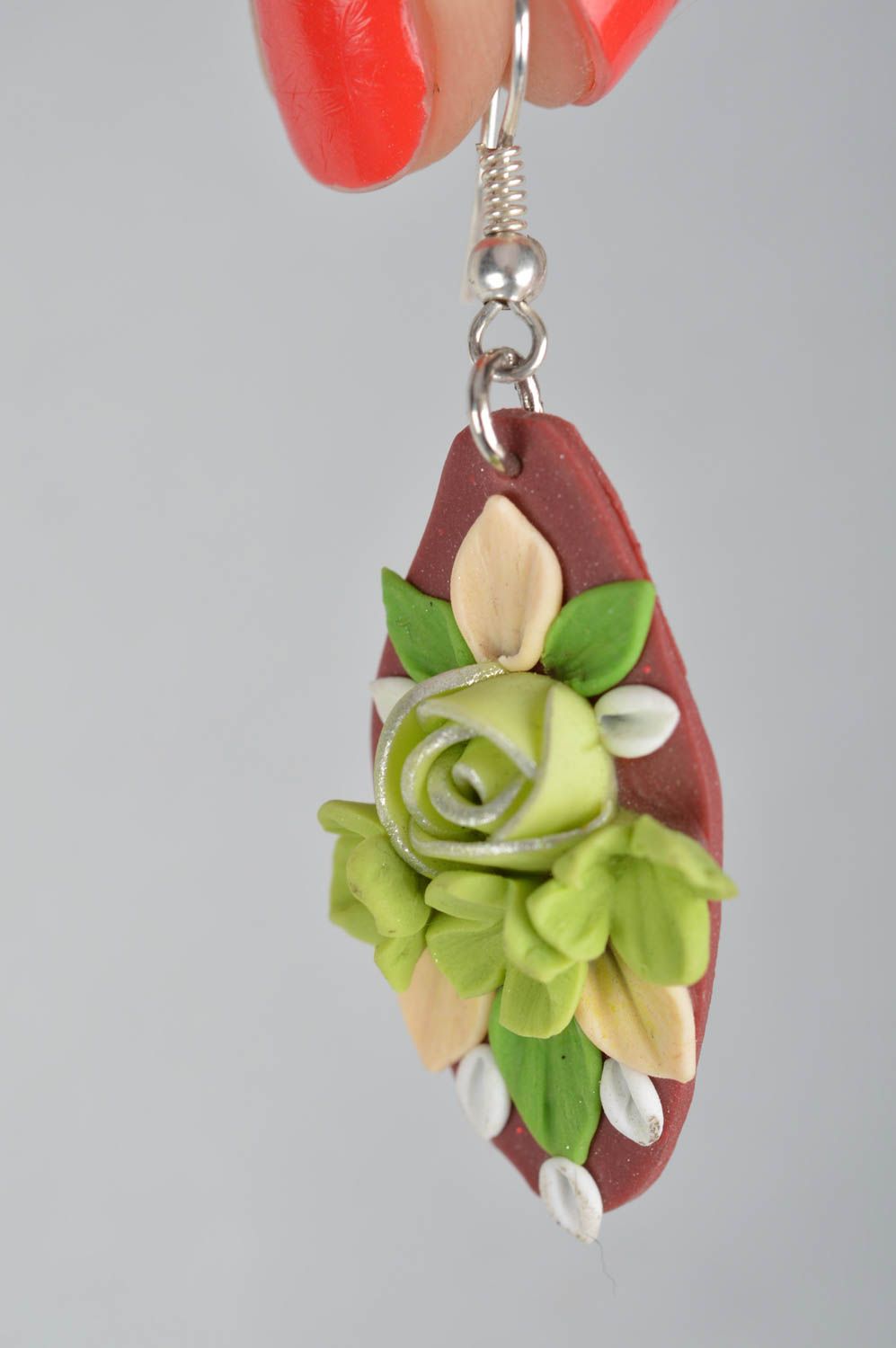 Elegante lange handgemachte Ohrringe aus Polymerton mit Anhängern schöne Blumen foto 3
