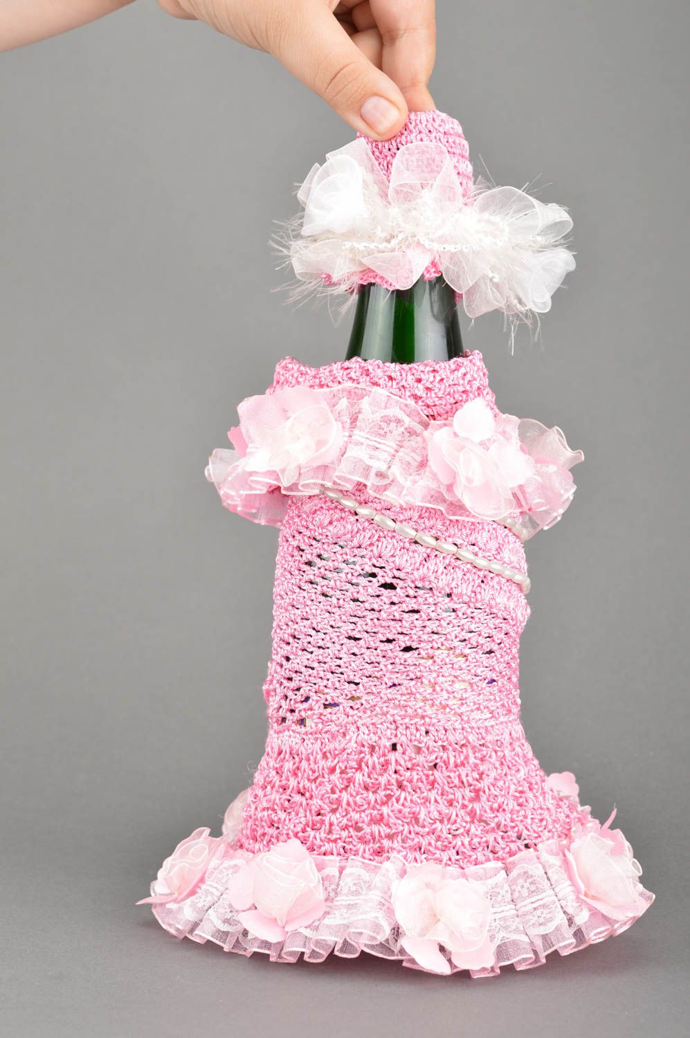 Belle robe de mariée pour bouteille rose tricotée au crochet faite main photo 3