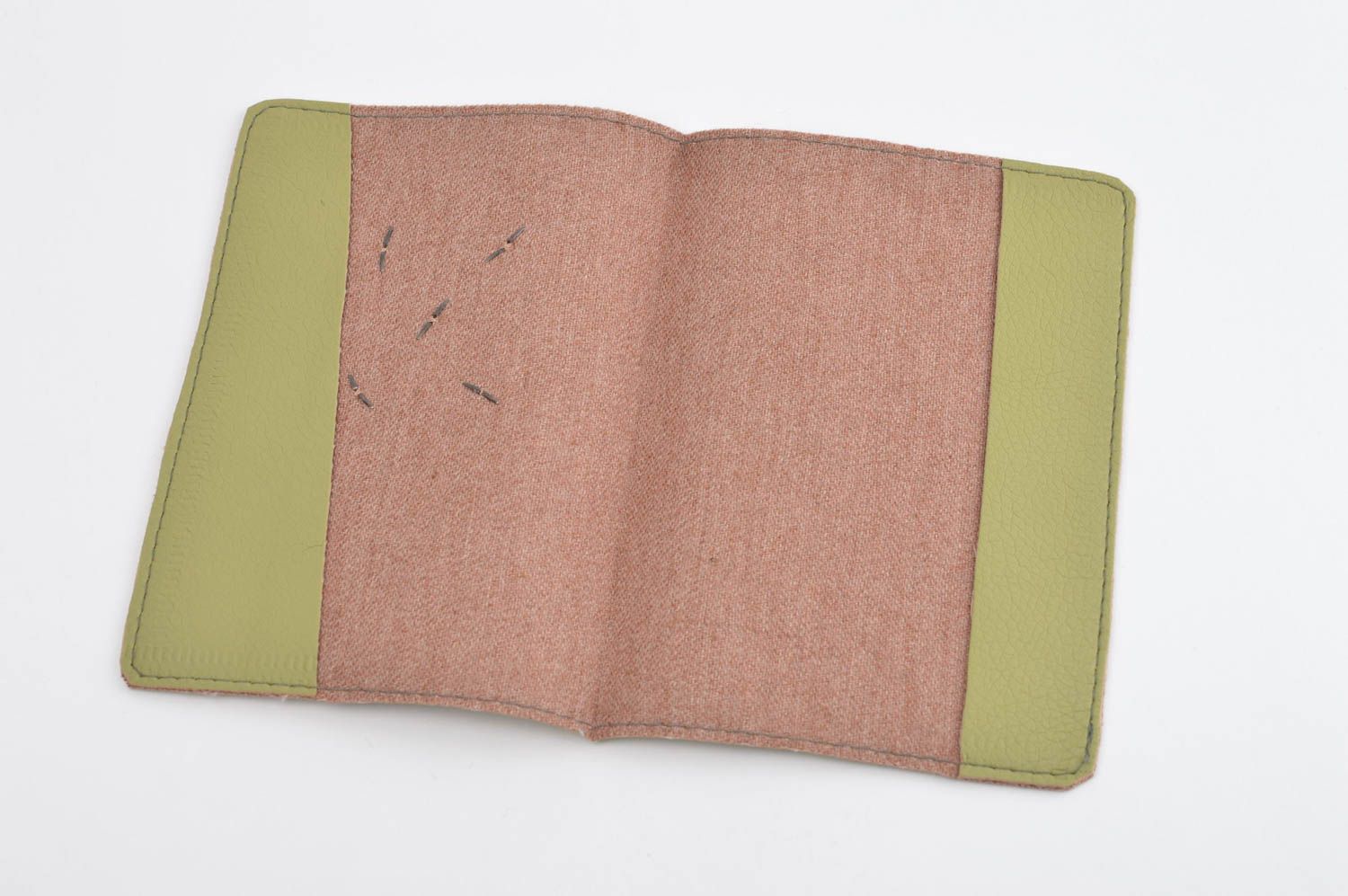 Porte passeport cuir fait main vert pastel Cadeau original pour fille design photo 4