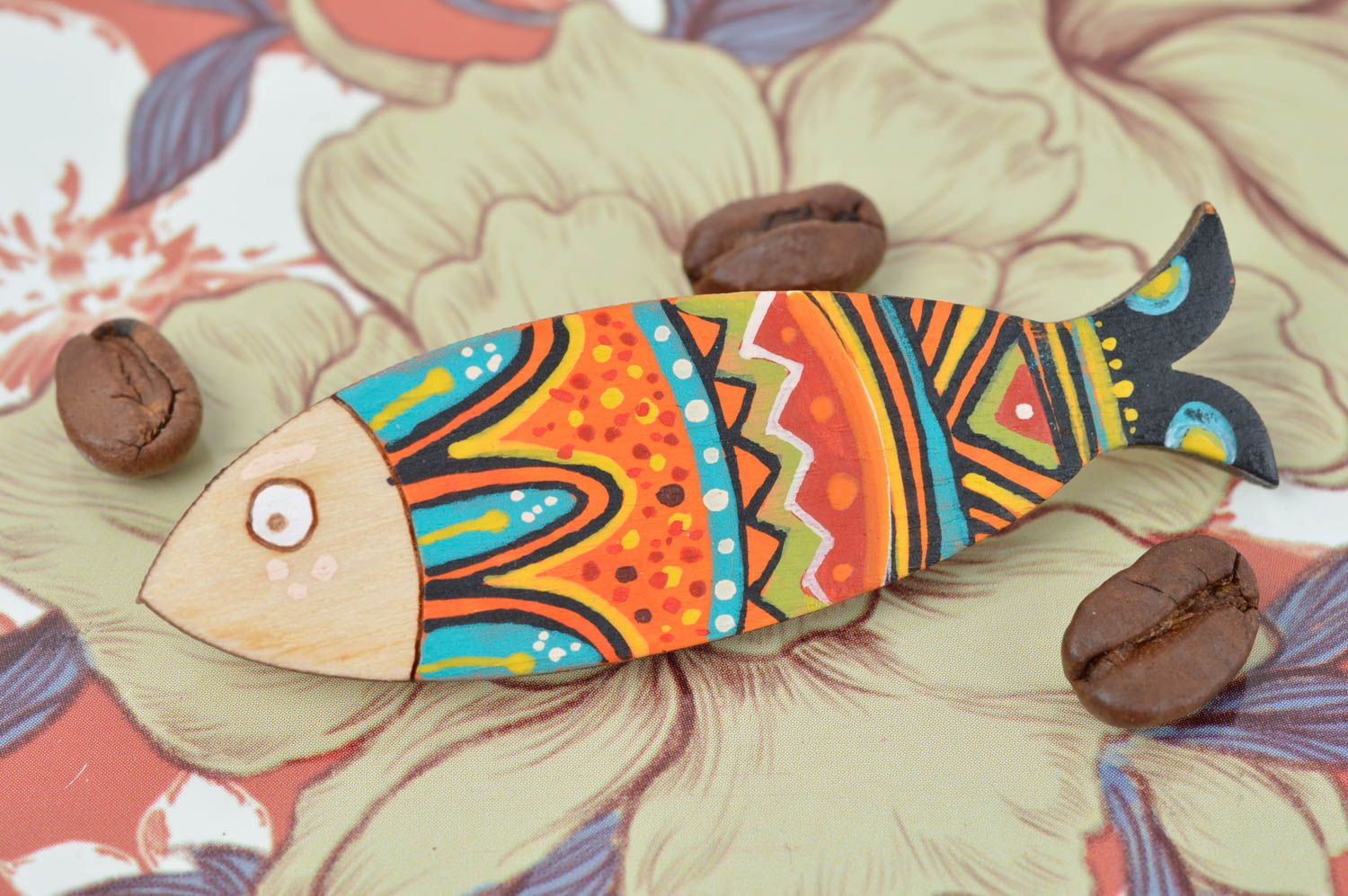 Broche en bois Bijou fait main poisson peint de couleurs vives Accessoire femme photo 1