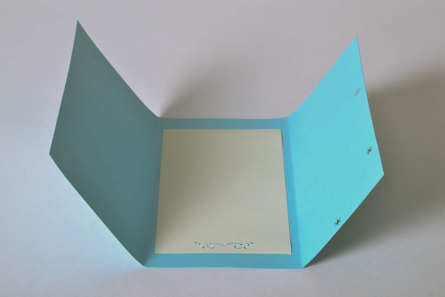 Cartão postal azul feito a mão na base de papelão foto 3