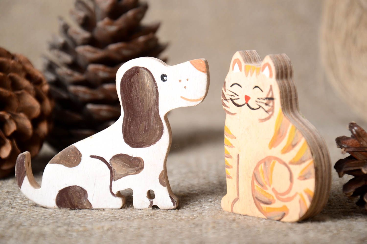 Handmade Holz Figuren Wohn Accessoire Dekoration Figuren bemalt Katze und Hund foto 1