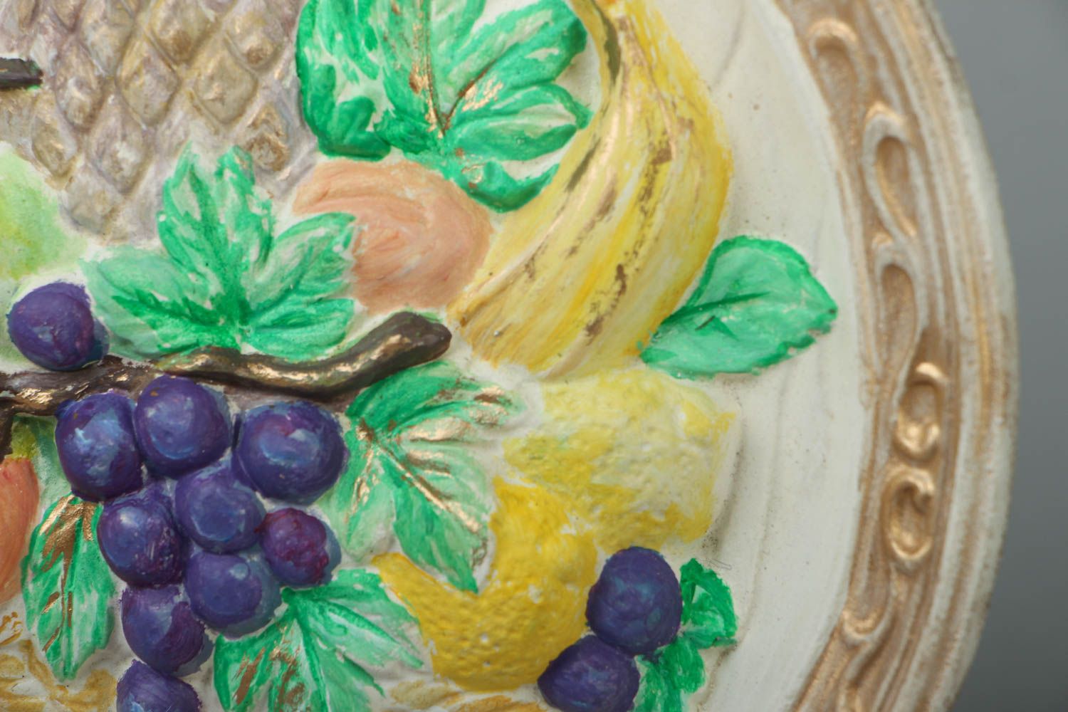 Bas-relief en plâtre assiette décorative peinte  photo 2