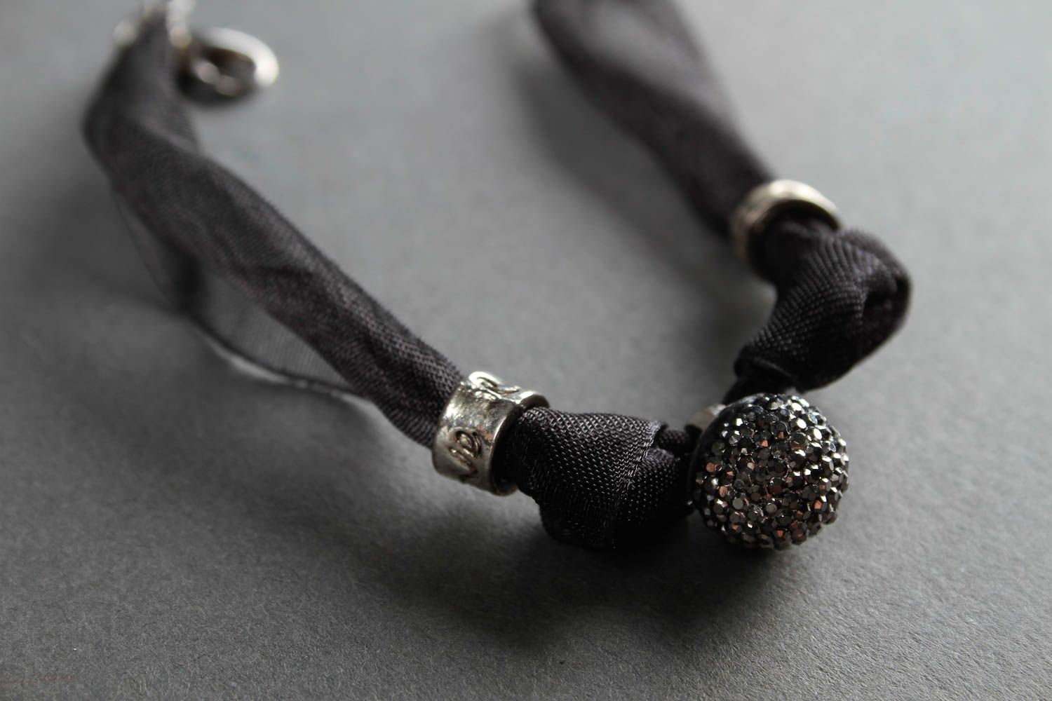 Браслет ручной работы женский браслет с бусиной черный браслет из лент фото 1
