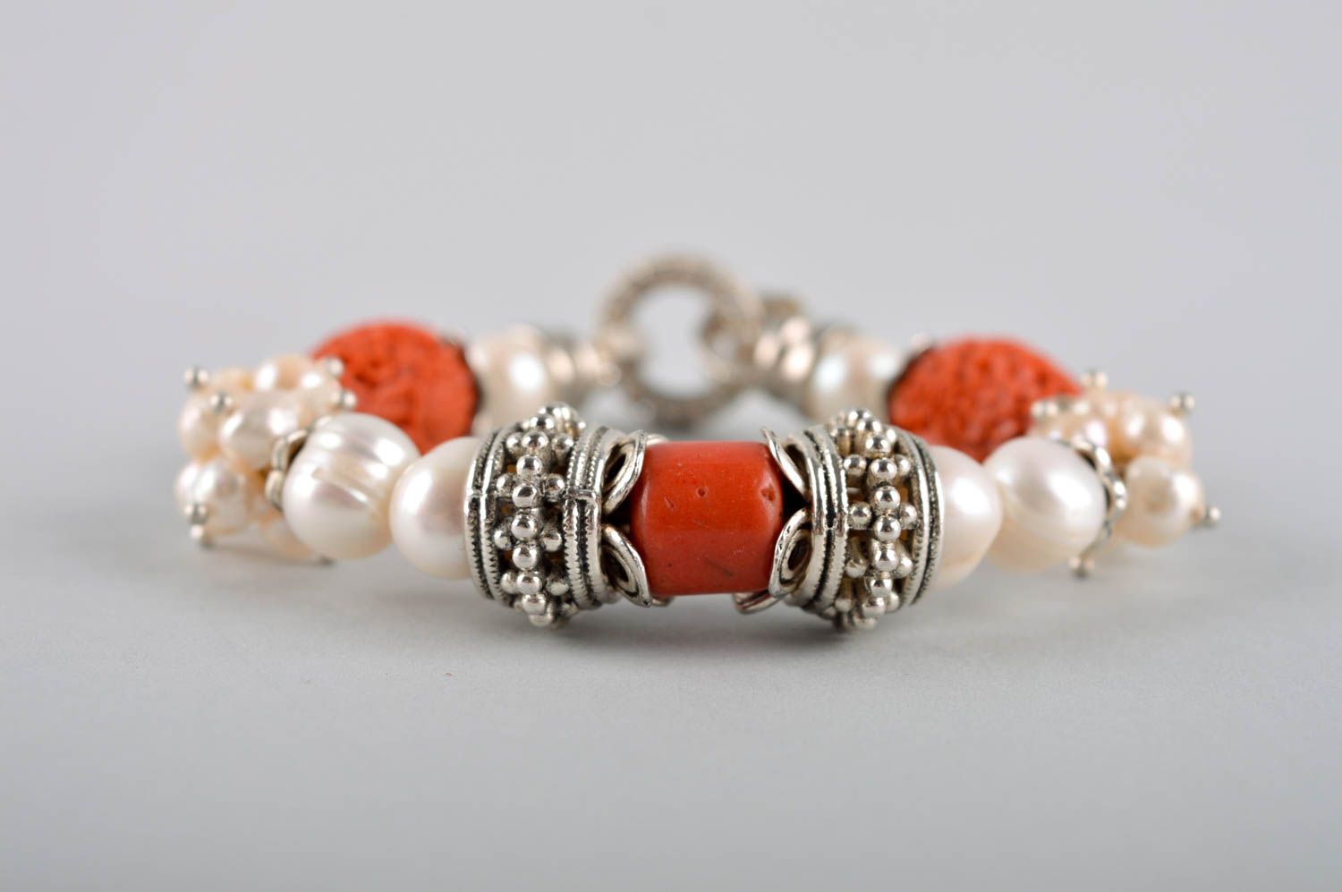 Bracelet en corail et perles Bijou fait main élégant Cadeau pour femme photo 3