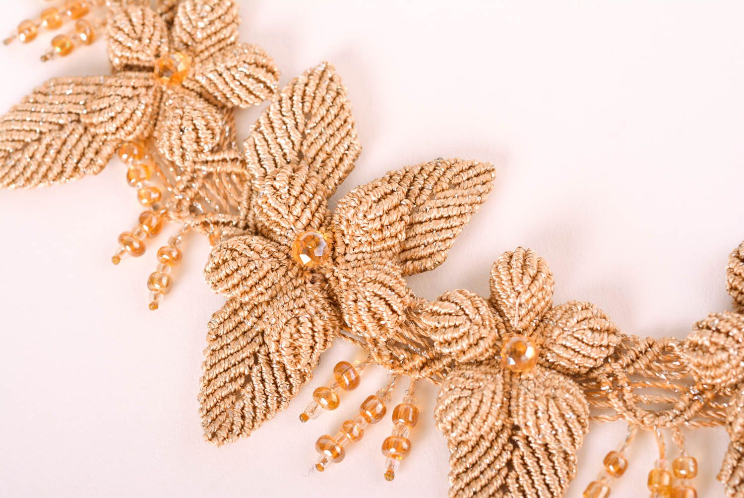 Collier macramé beige Bijou fait main avec fleurs design Cadeau pour femme photo 3