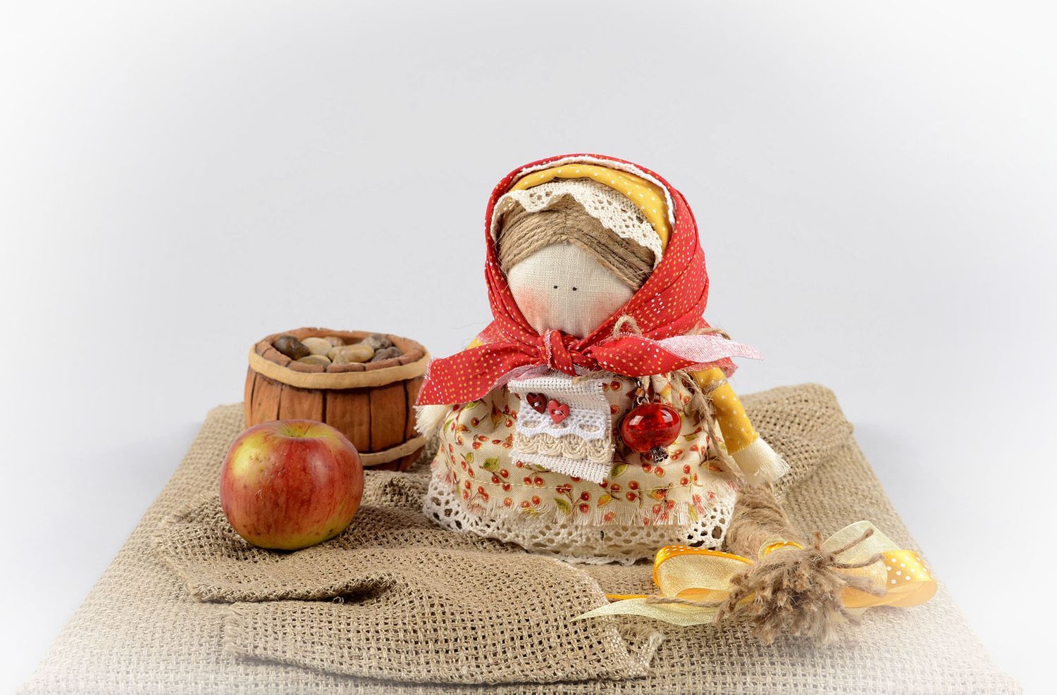 Muñeca de trapo hecha a mano regalo original amuleto de protección para la casa foto 5