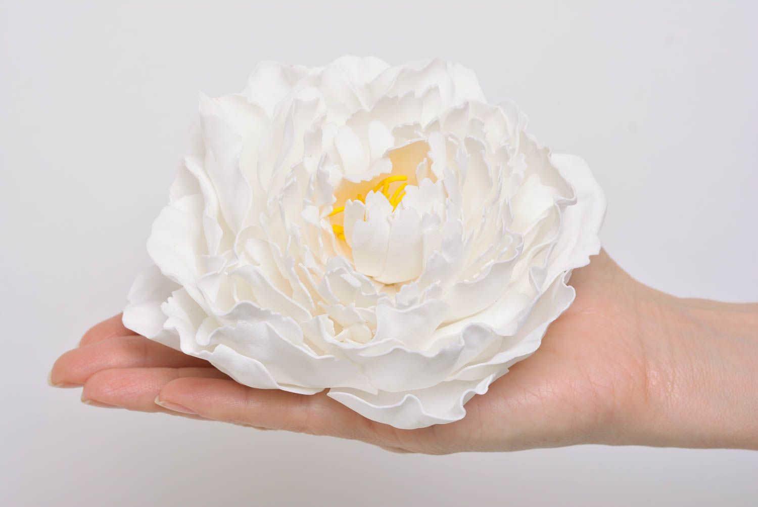 Кружевная повязка на голову с цветком из пластичной замши белая ручной работы фото 4