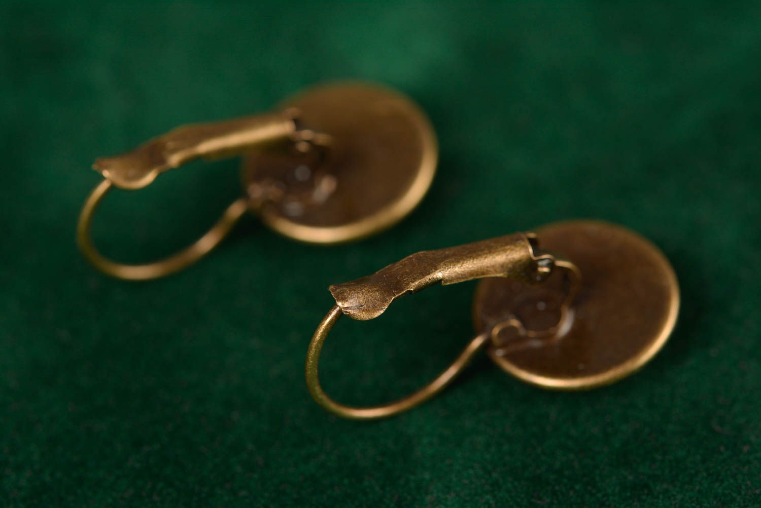 Orecchini di metallo fatti a mano accessorio originale di occhio di gatto foto 4