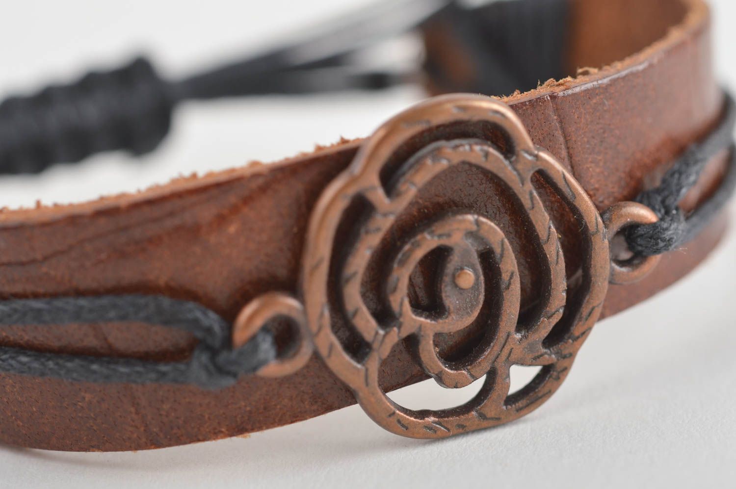 Браслет ручной работы браслет из кожи дизайнерское украшение коричневое розочка фото 4