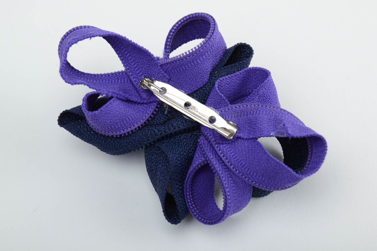 Broche artesanal con forma de flor de cremalleras de color violeta y de tamaño mediano foto 4