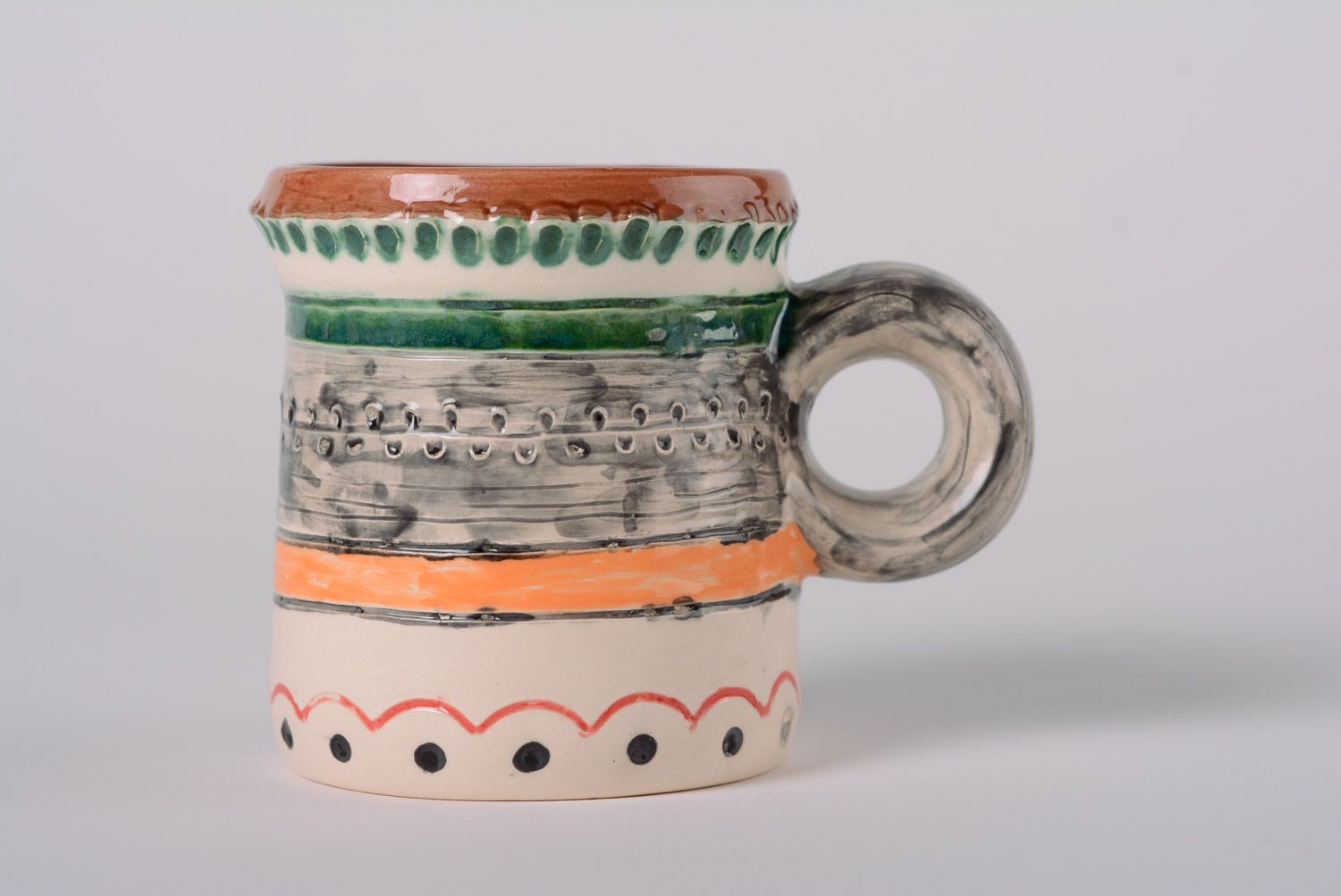 Taza cerámica decorada hecha a mano para té y café original de mayólica foto 1