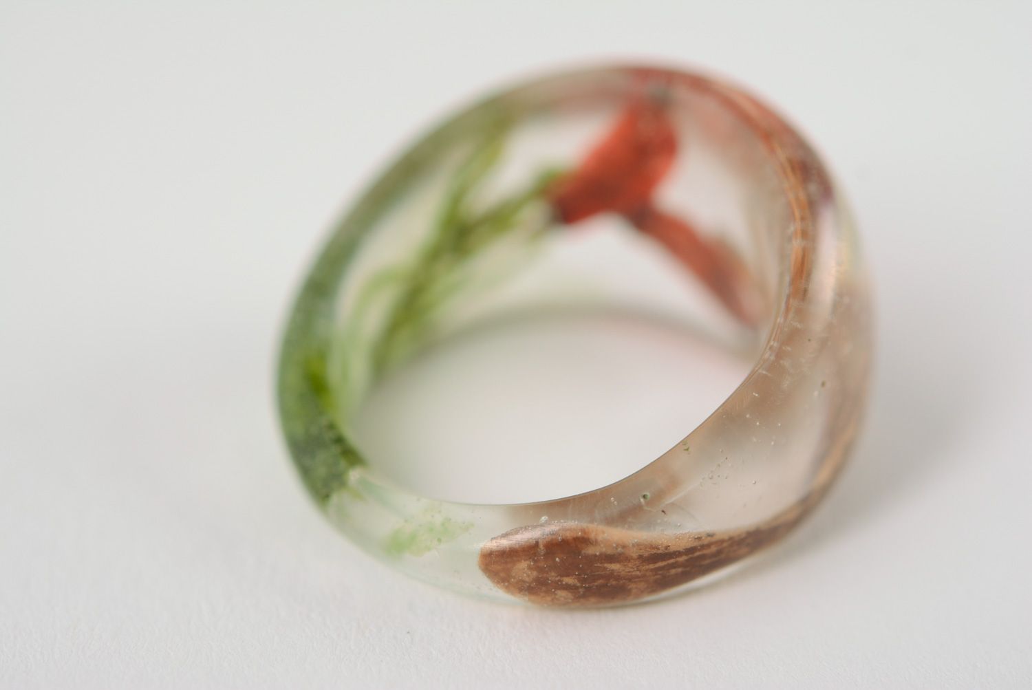 Кольцо с живыми растениями барбарисом прозрачное из эпоксидки фото 5