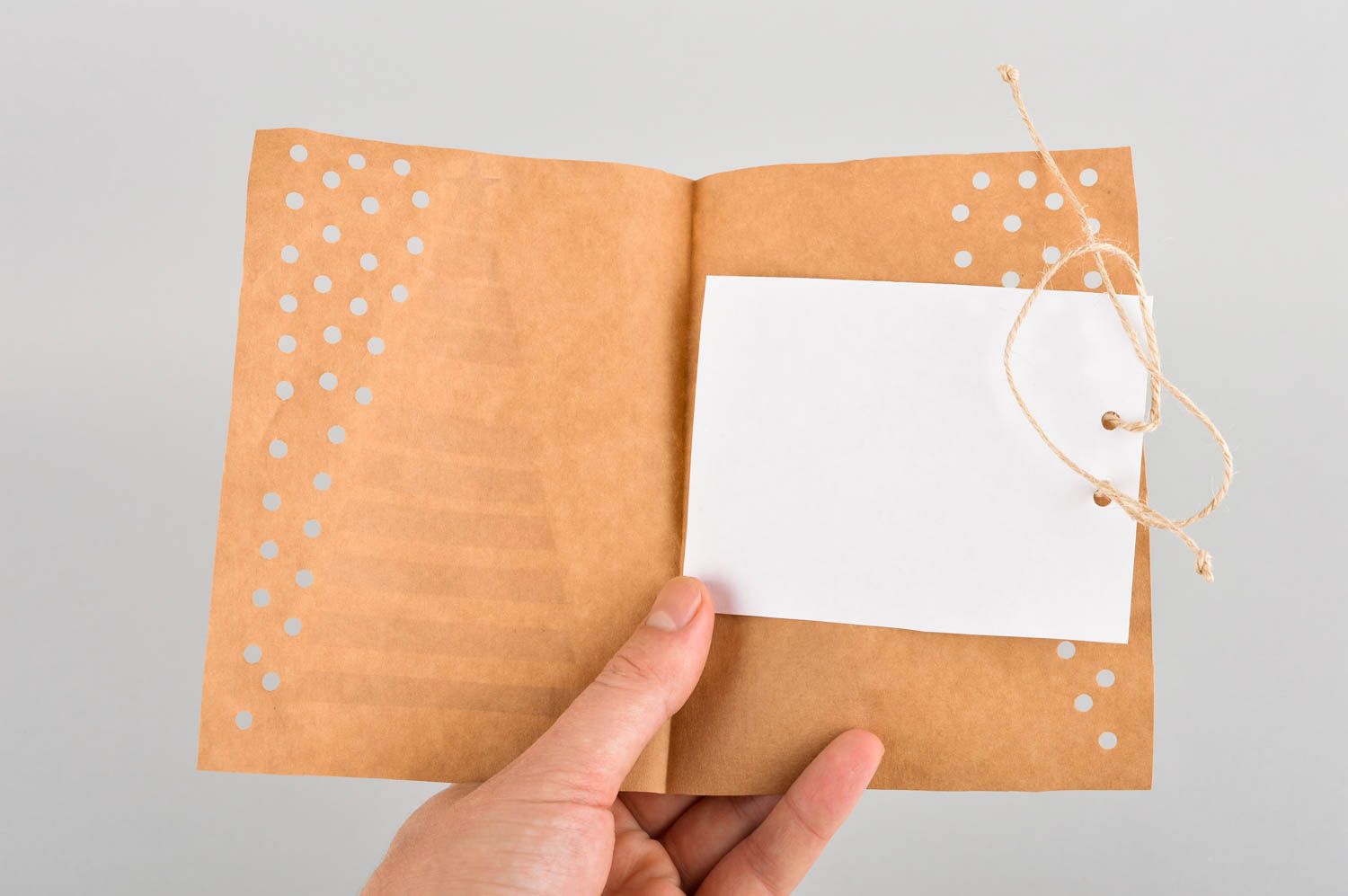 Briefumschlag für Einladung handmade Papier Verpackung Kuvert quadratisch hell foto 5