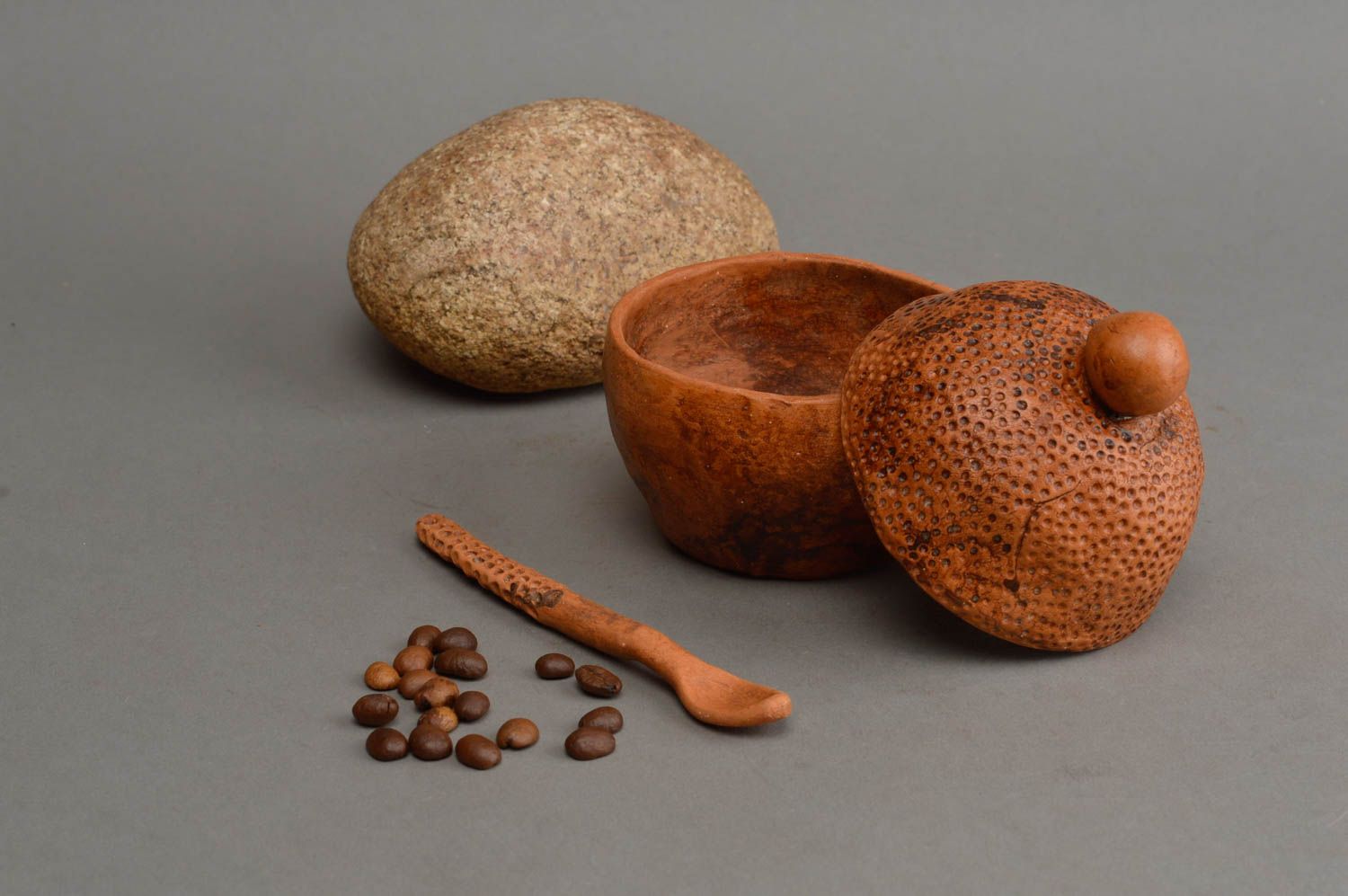 Керамическая сахарница с ложкой из красной глины ручной работы коричневая фото 1