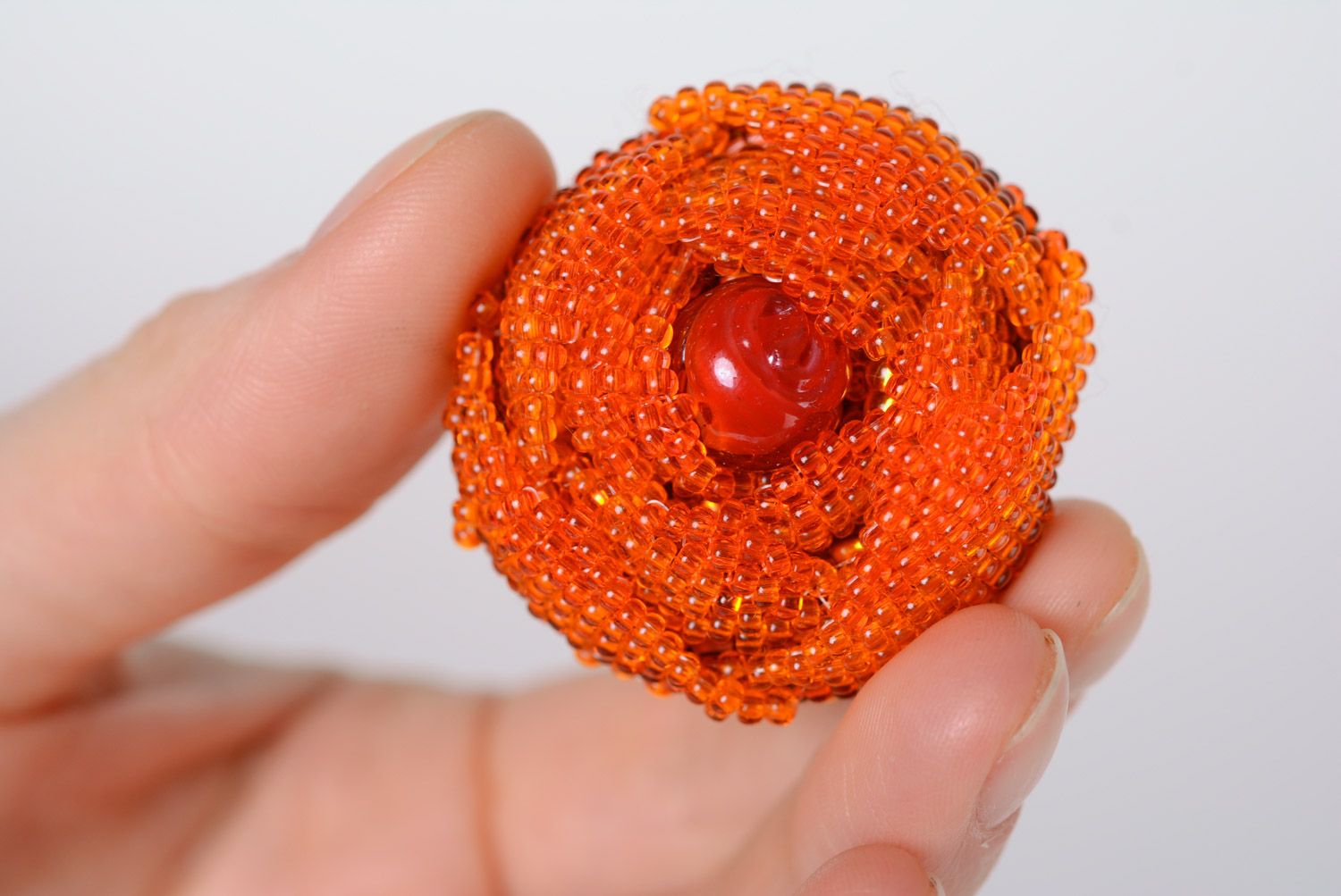 Оранжевая бисерная брошь в виде цветка ручной работы красивая яркая оригинальная фото 2