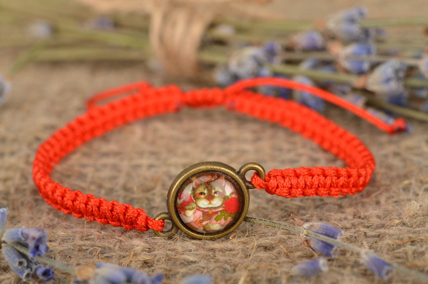 Оригинальный плетеный браслет из вощеной нити красного цвета ручной работы фото 1