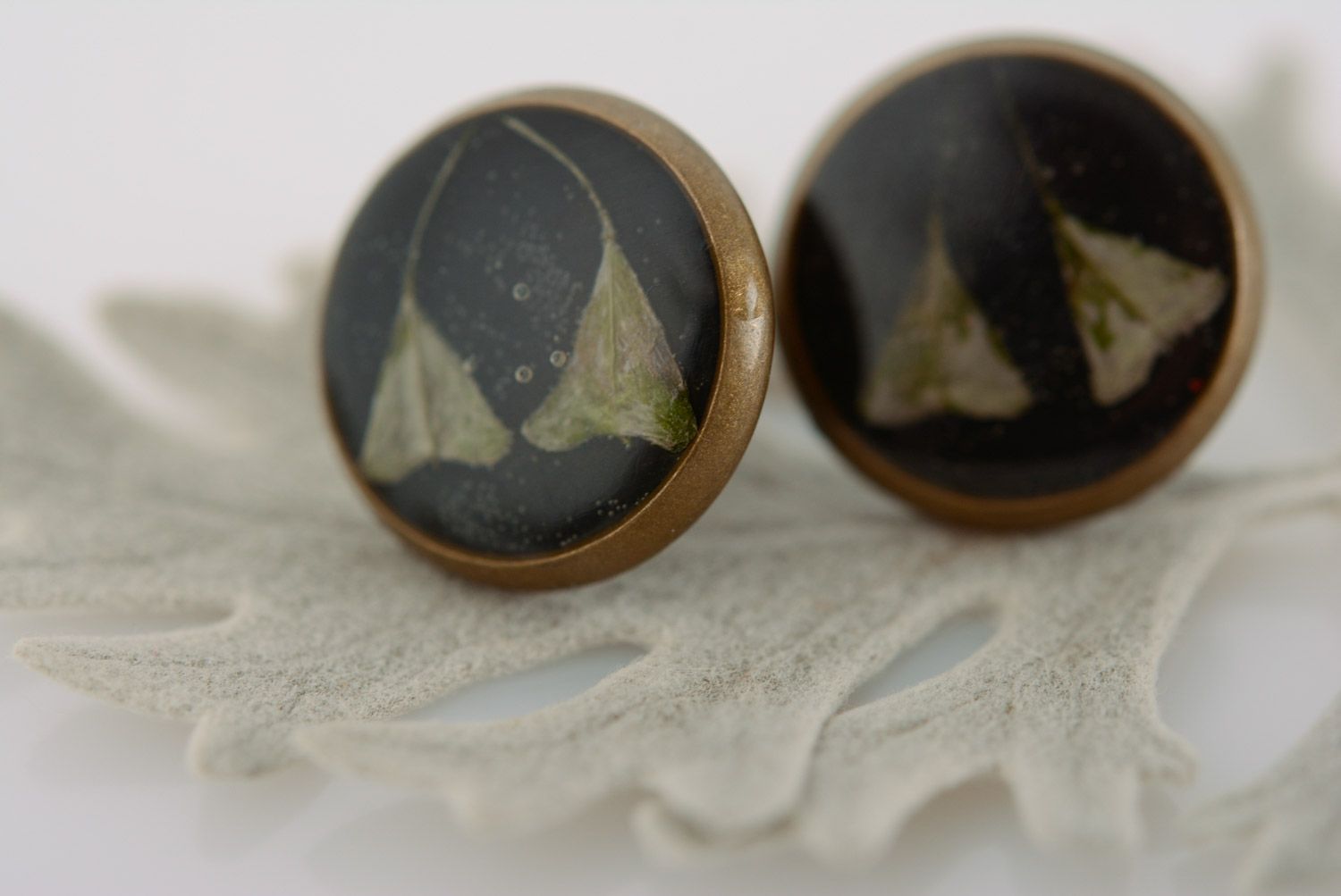 Handmade metal stud earrings with dried flowers coated with epoxy photo 1