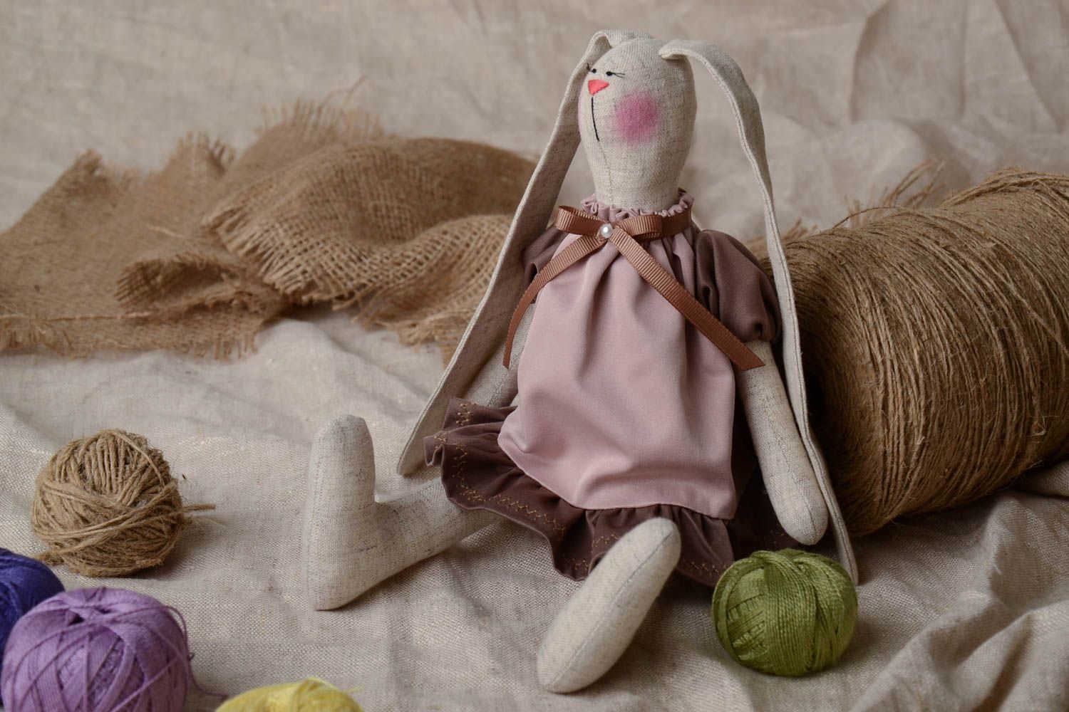 Тканевая игрушка заяц с длинными ушами красивая небольшая в платье ручная работа фото 1