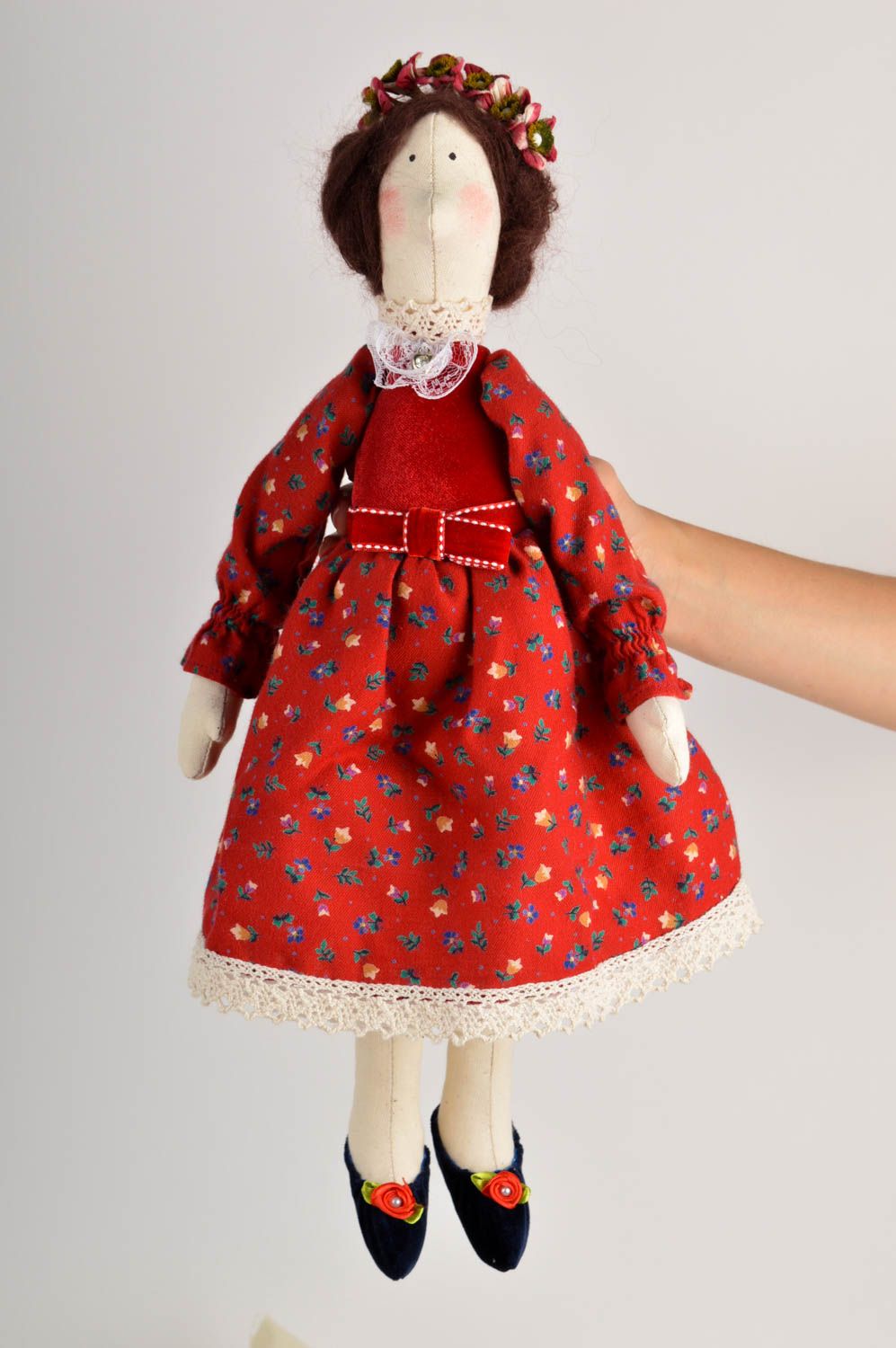 Кукла ручной работы мягкая кукла в красном платье кукла из ткани красивая фото 5