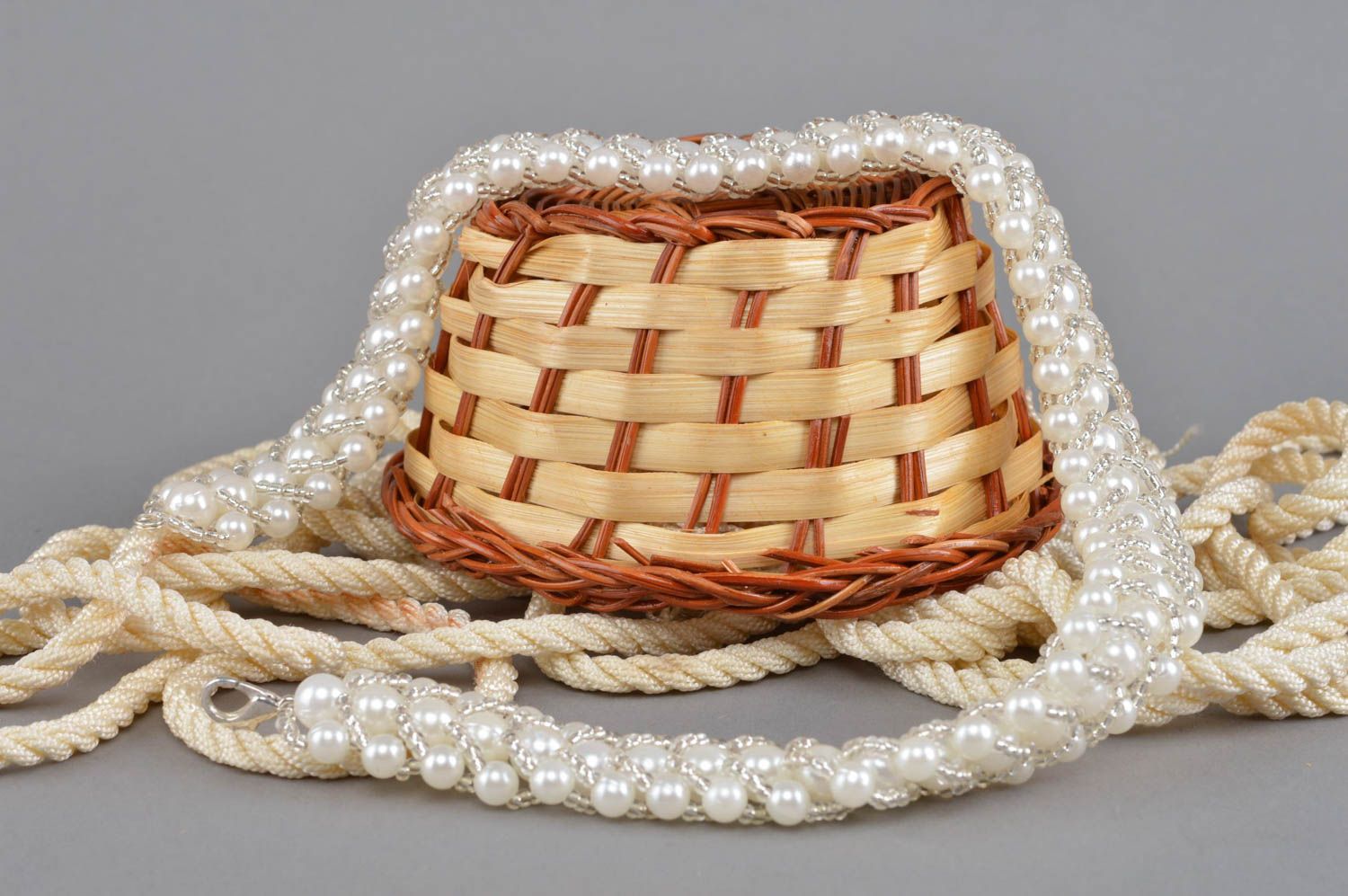 Красивое изящное женское ожерелье из бисера и бусин нежное Жемчуг в серебре фото 1
