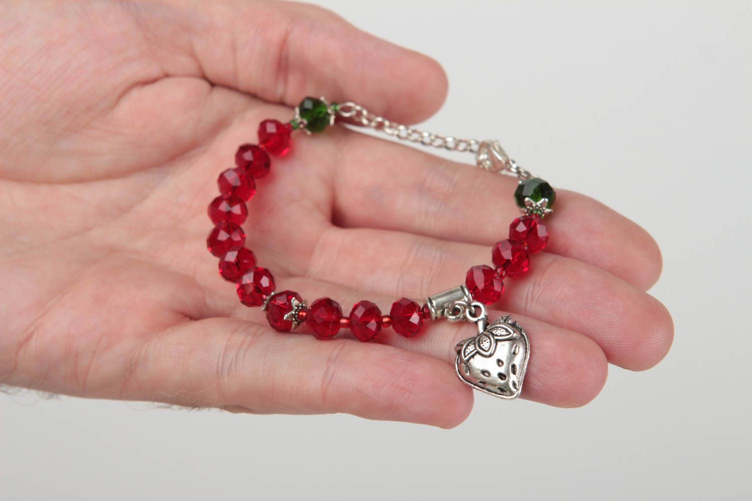 Bracelet rouge cristal Bijoux fait main pendeloque fraise en métal Cadeau femme photo 5
