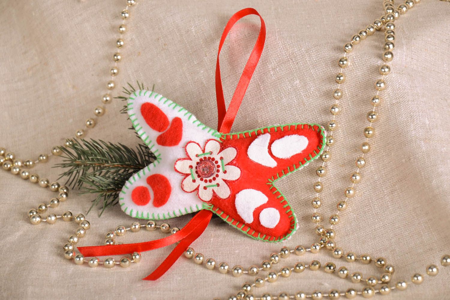 Brinquedo para árvore de Natal artesanal feito de fleece decorado com fita e bordado à mão foto 1