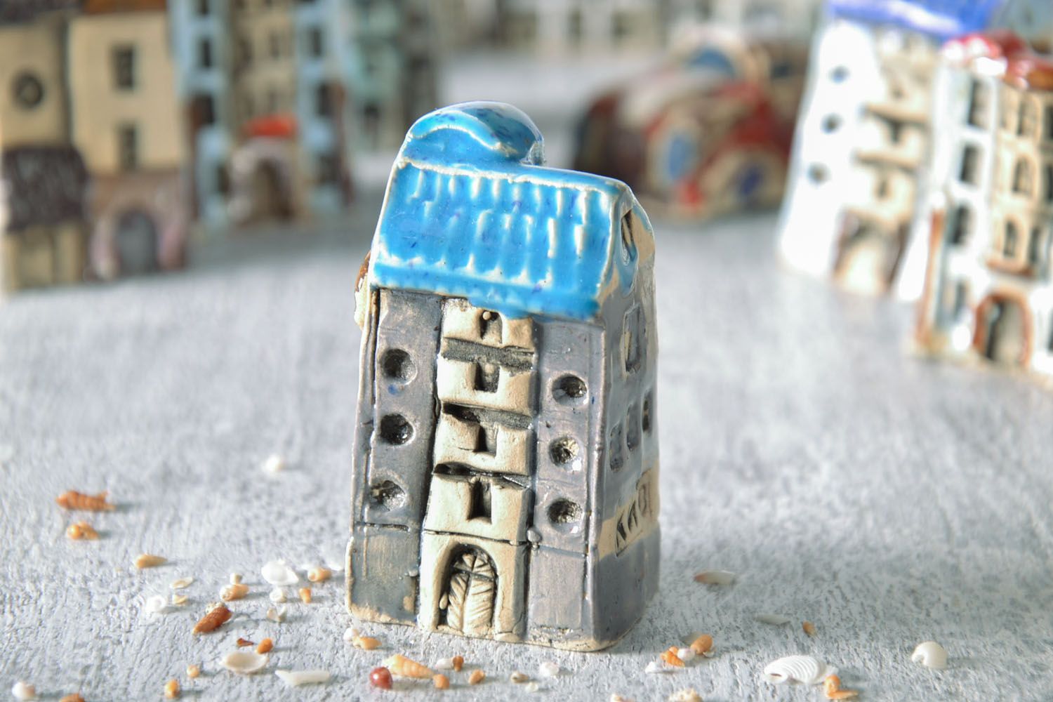 Figura de cerámica Casa con tejado azul foto 1