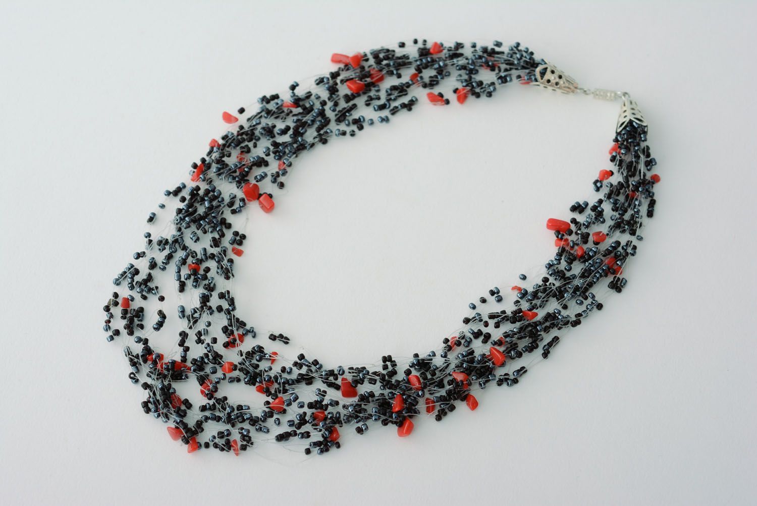 Airy necklace with coral crumb photo 4