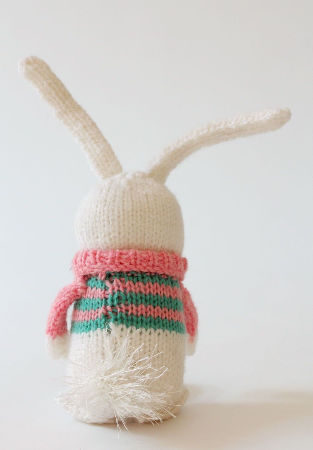 Вязаная игрушка Зайчонок в розово-зеленом свитере фото 4