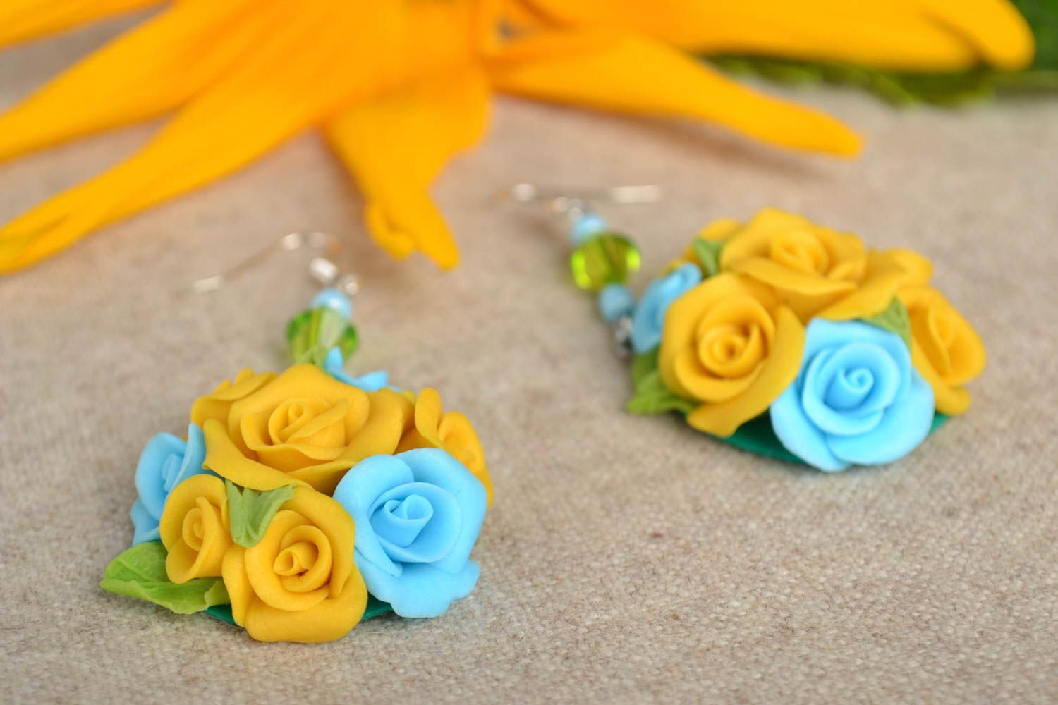 Красивые серьги с розами из полимерной глины желтые с голубым ручной работы фото 1