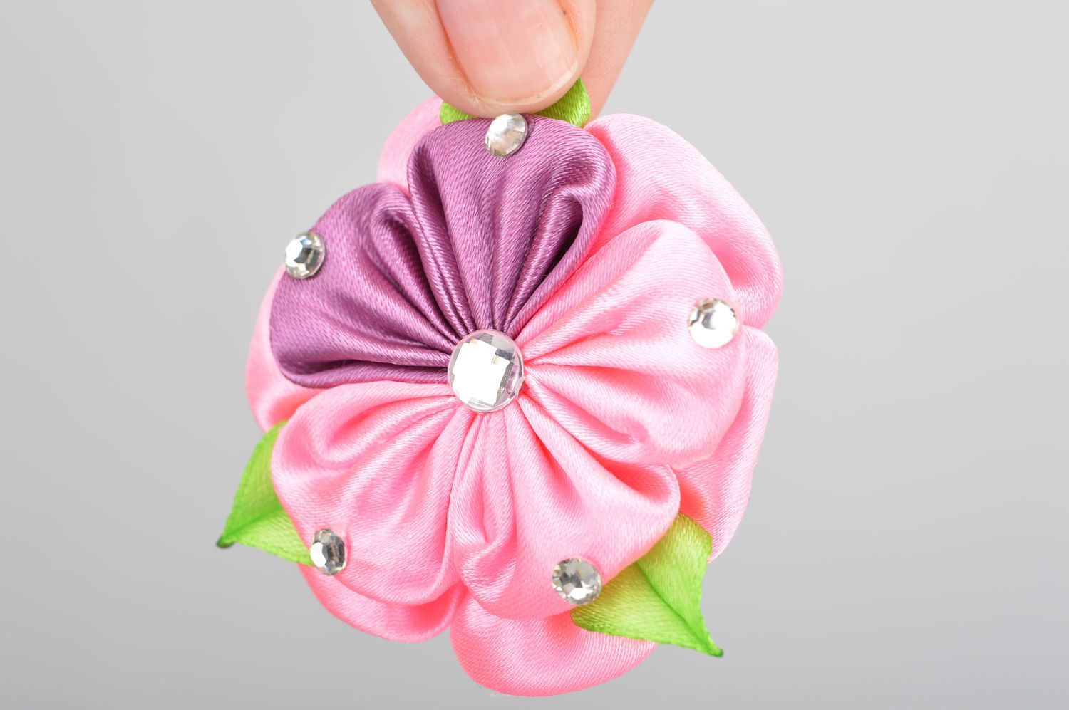 Kanzashi Haargummis Set 2 Stück mit Blumen aus Atlasbändern handmade in Rosa foto 3