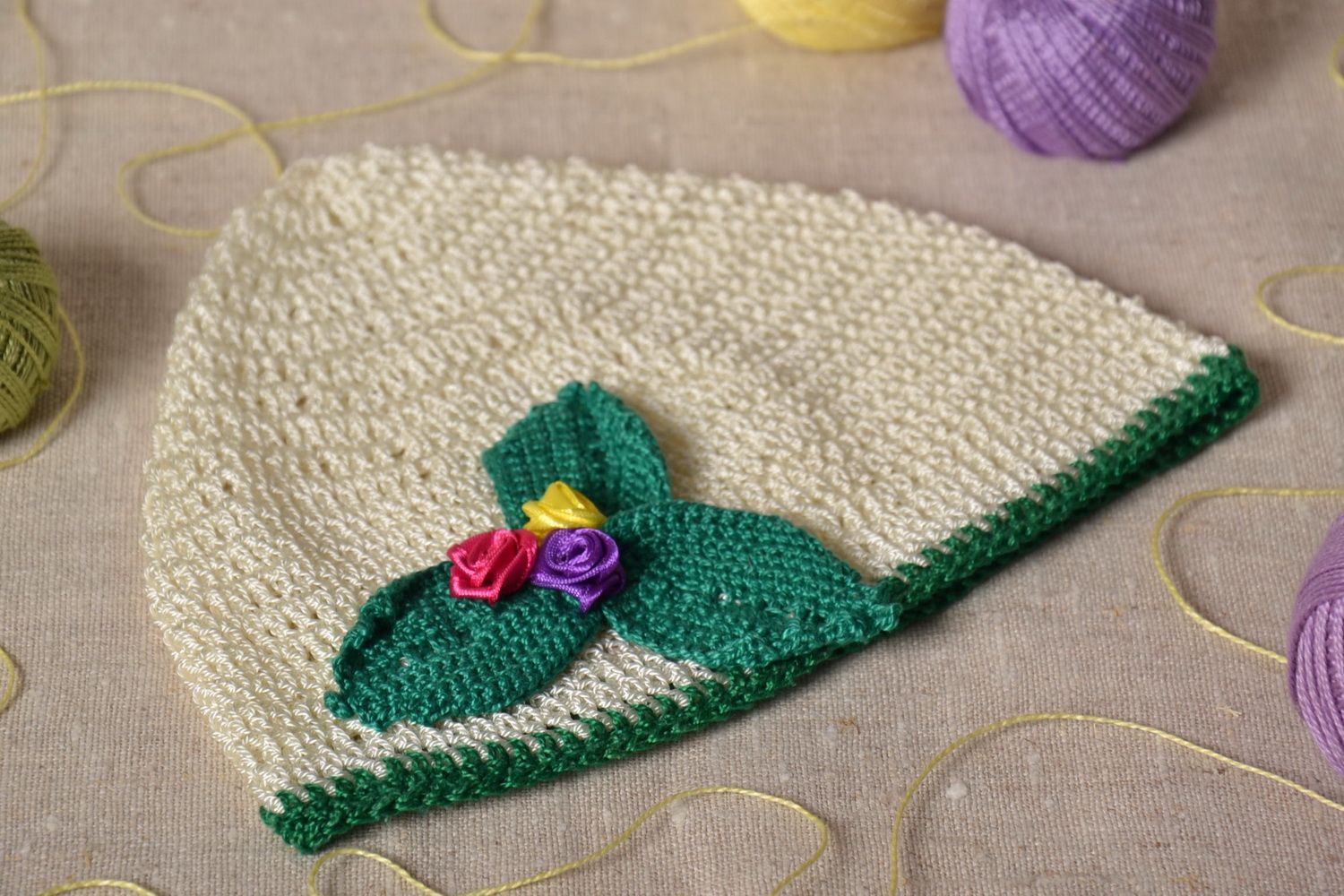 Bonnet tricoté avec fleurs fait pour enfant photo 1